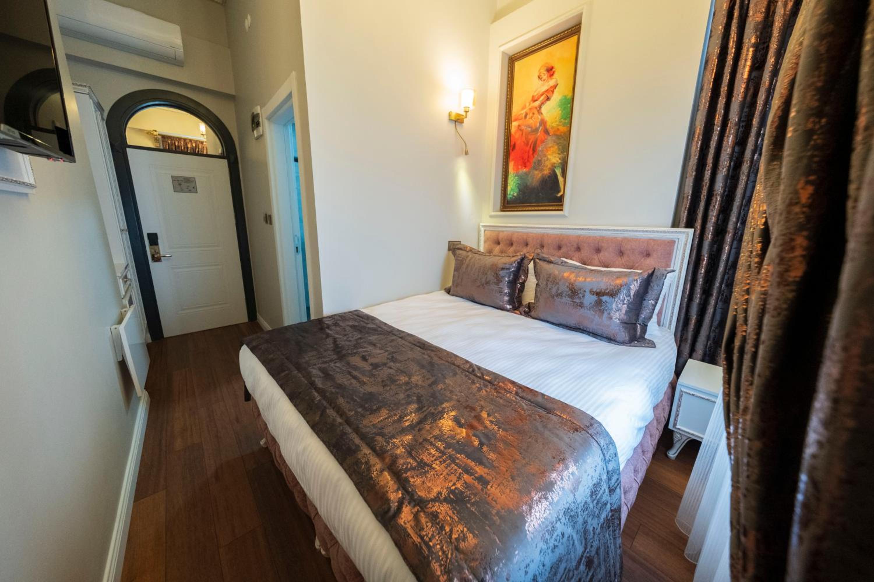Budget Double Room photo 2
