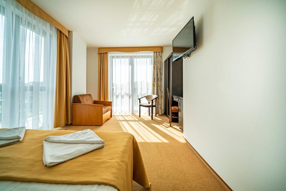 Deluxe Double Room with Balcony photo 3