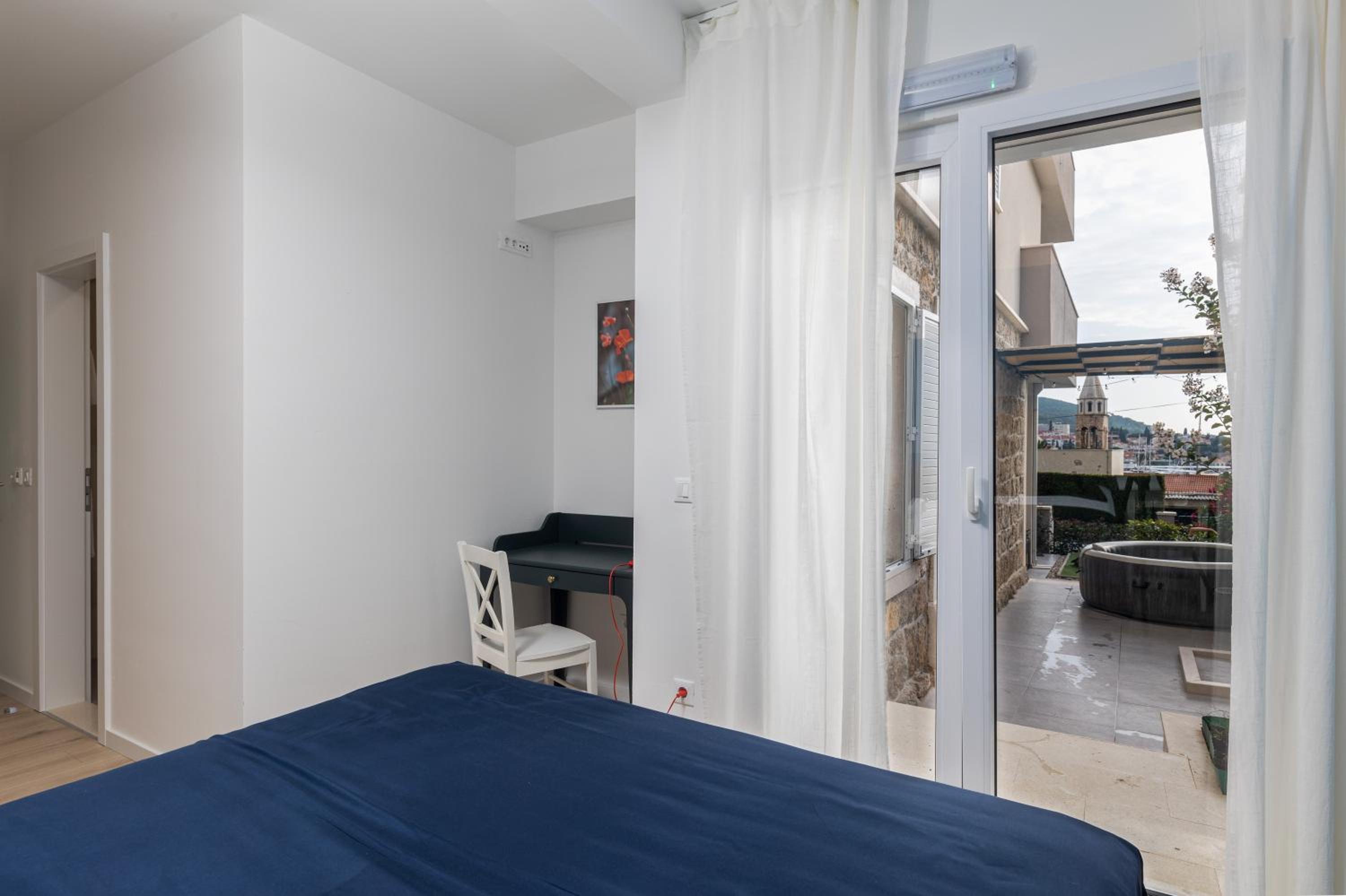 Three Bedroom Apartment with Jacuzzi