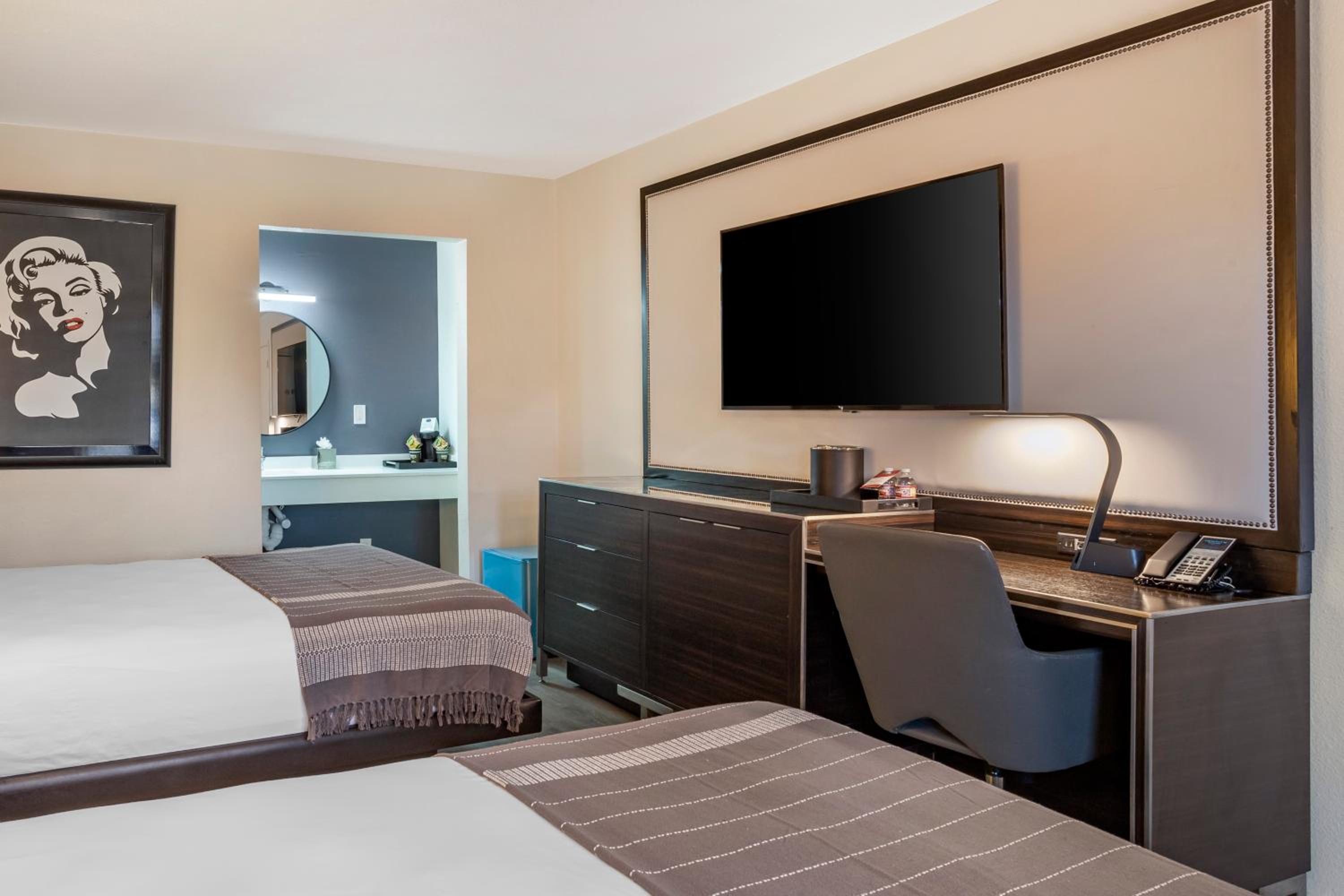 Queen Room with Two Queen Beds - Courtyard View - Photo 2
