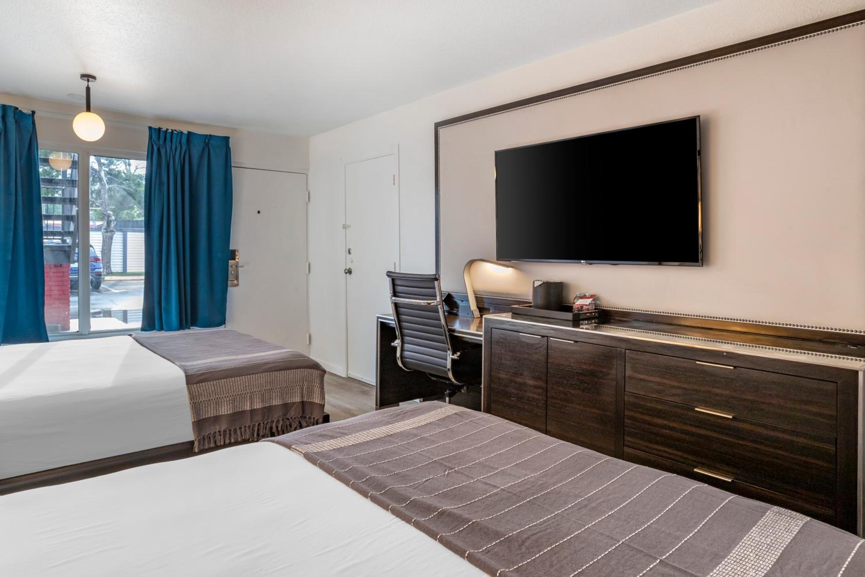 Queen Room with Two Queen Beds, Parking Area View - Non Smoking - Photo 1