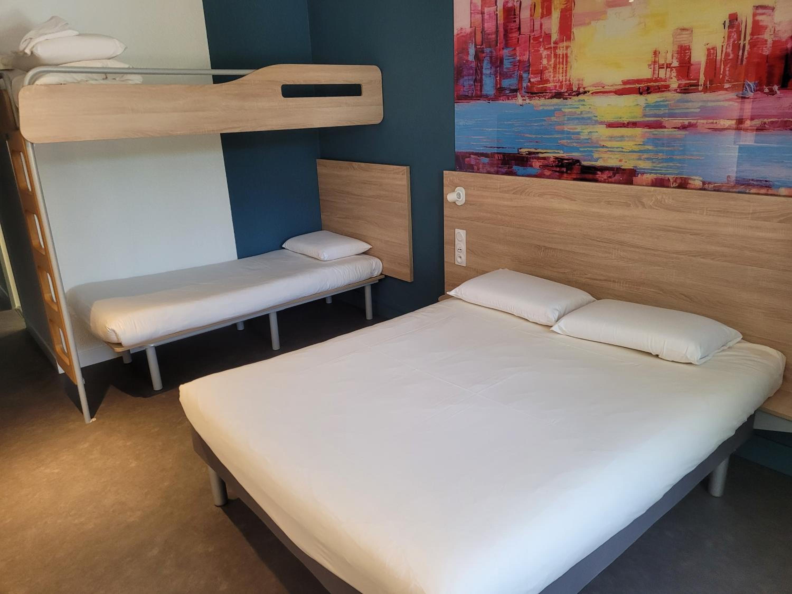 1 Double Bed 2 Single Beds