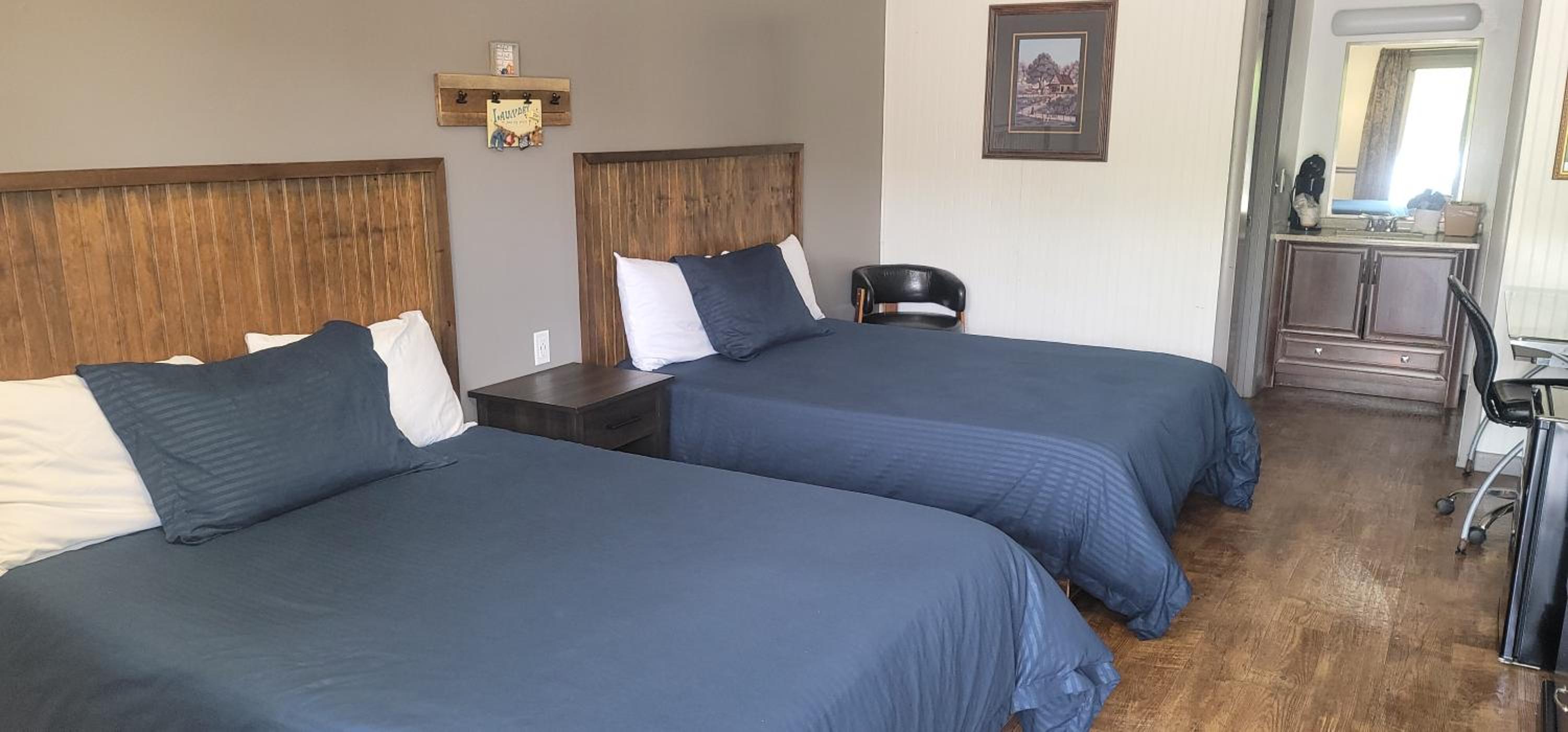 Blue Sky Inn- Complimentary Happy Hour Th-Sun, Veteran owned, Full Breakfast, Best green space, 1 mile from Blue Ridge, Fire Pit