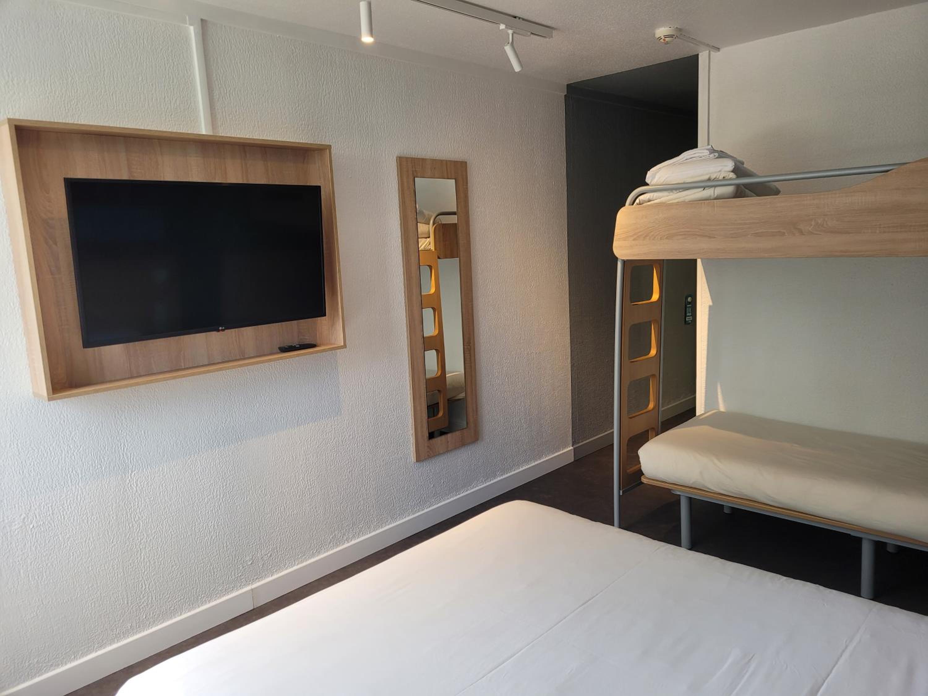 1 Double Bed 2 Single Beds