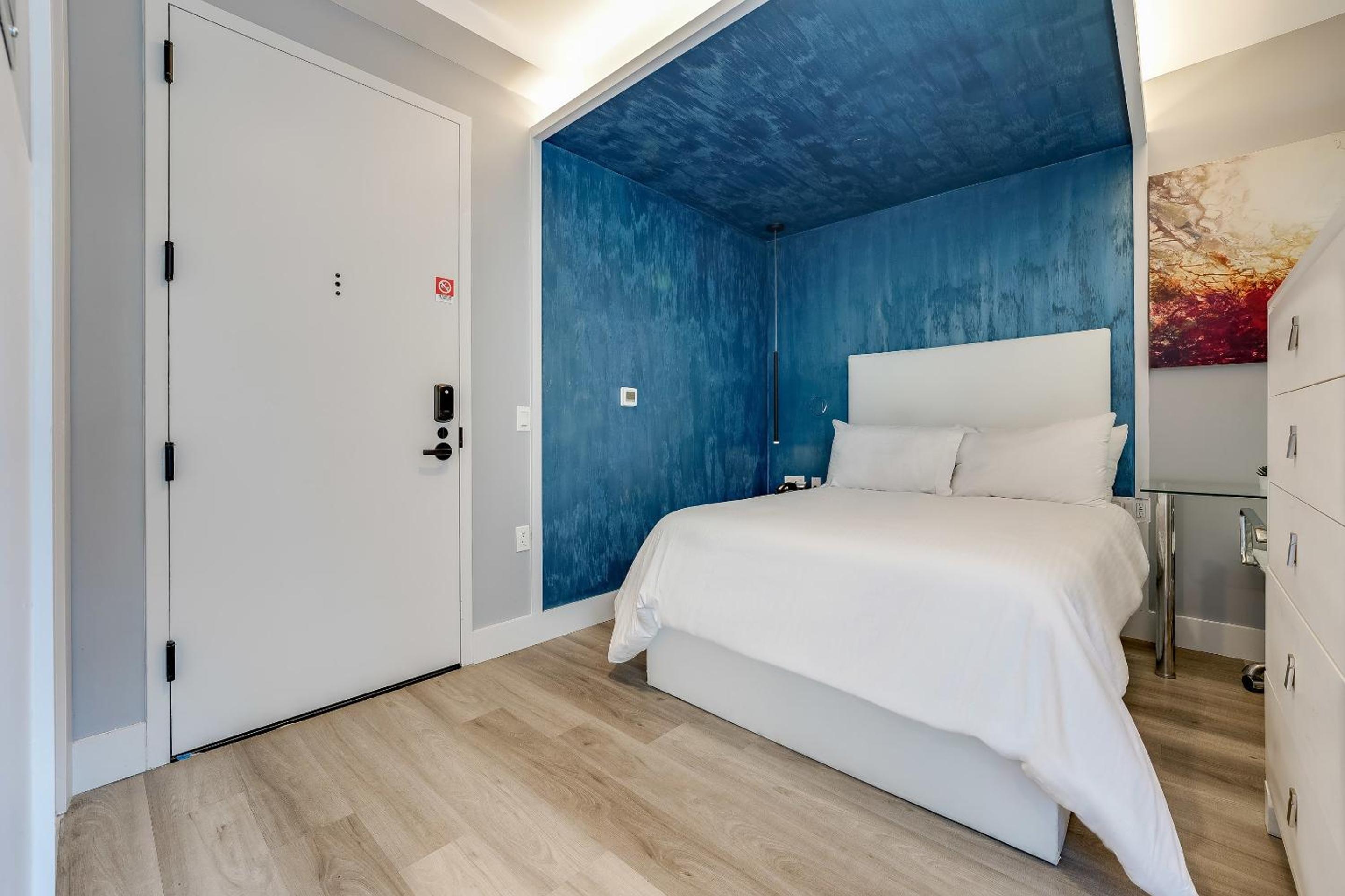 Full Suite, Balcony, Non-Smoking - Photo 10
