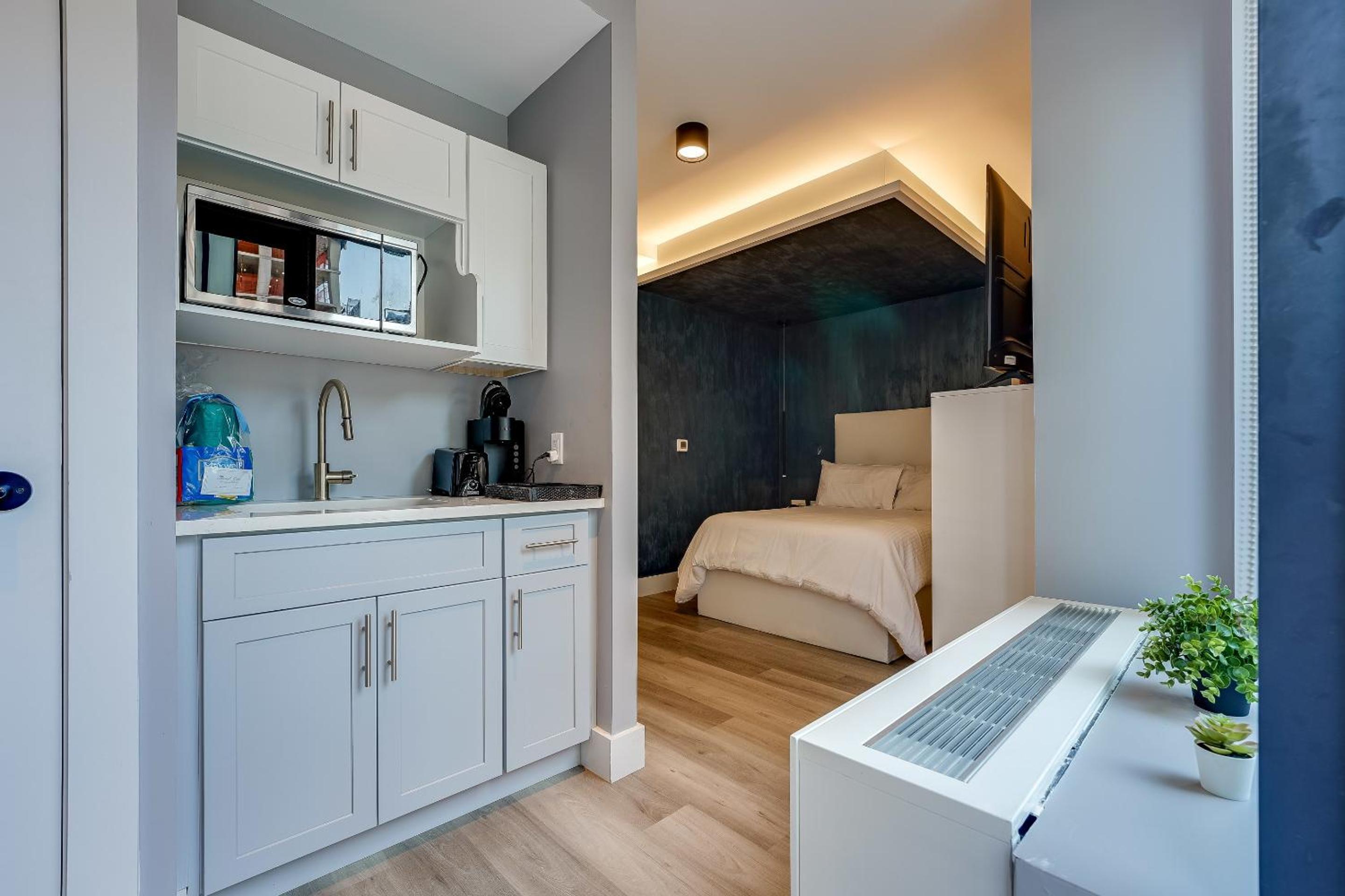 Full Suite, Balcony, Non-Smoking - Photo 13