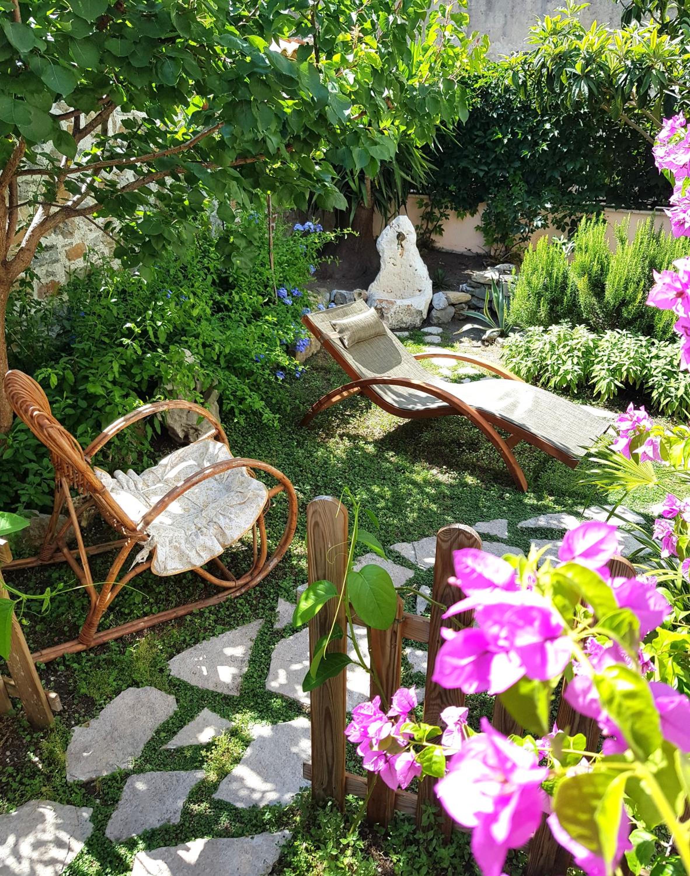One-Bedroom Apartment with Garden photo 2