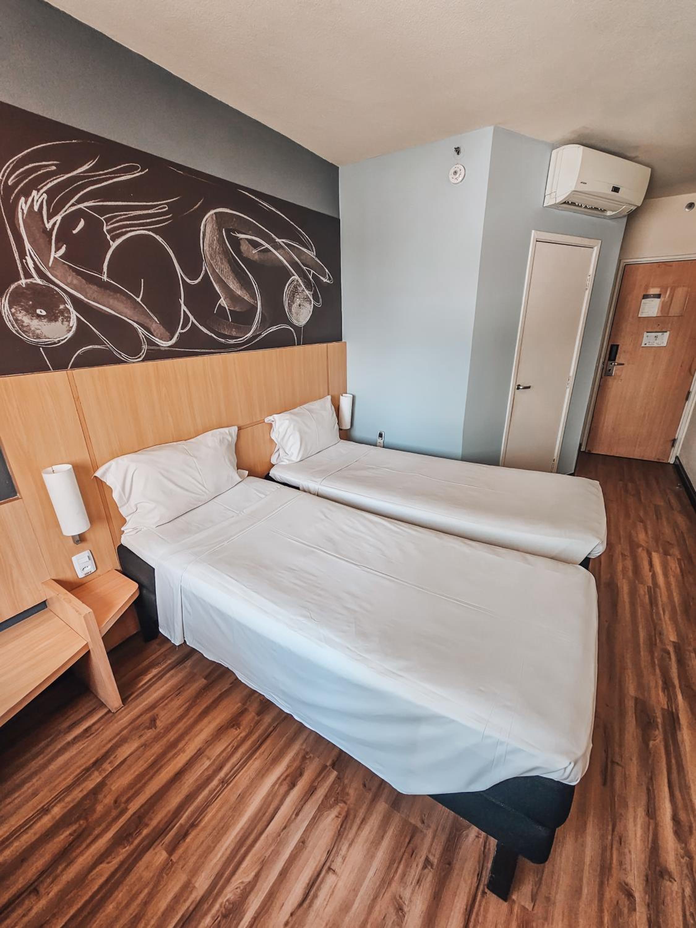 Standard Twin Room - Photo 10