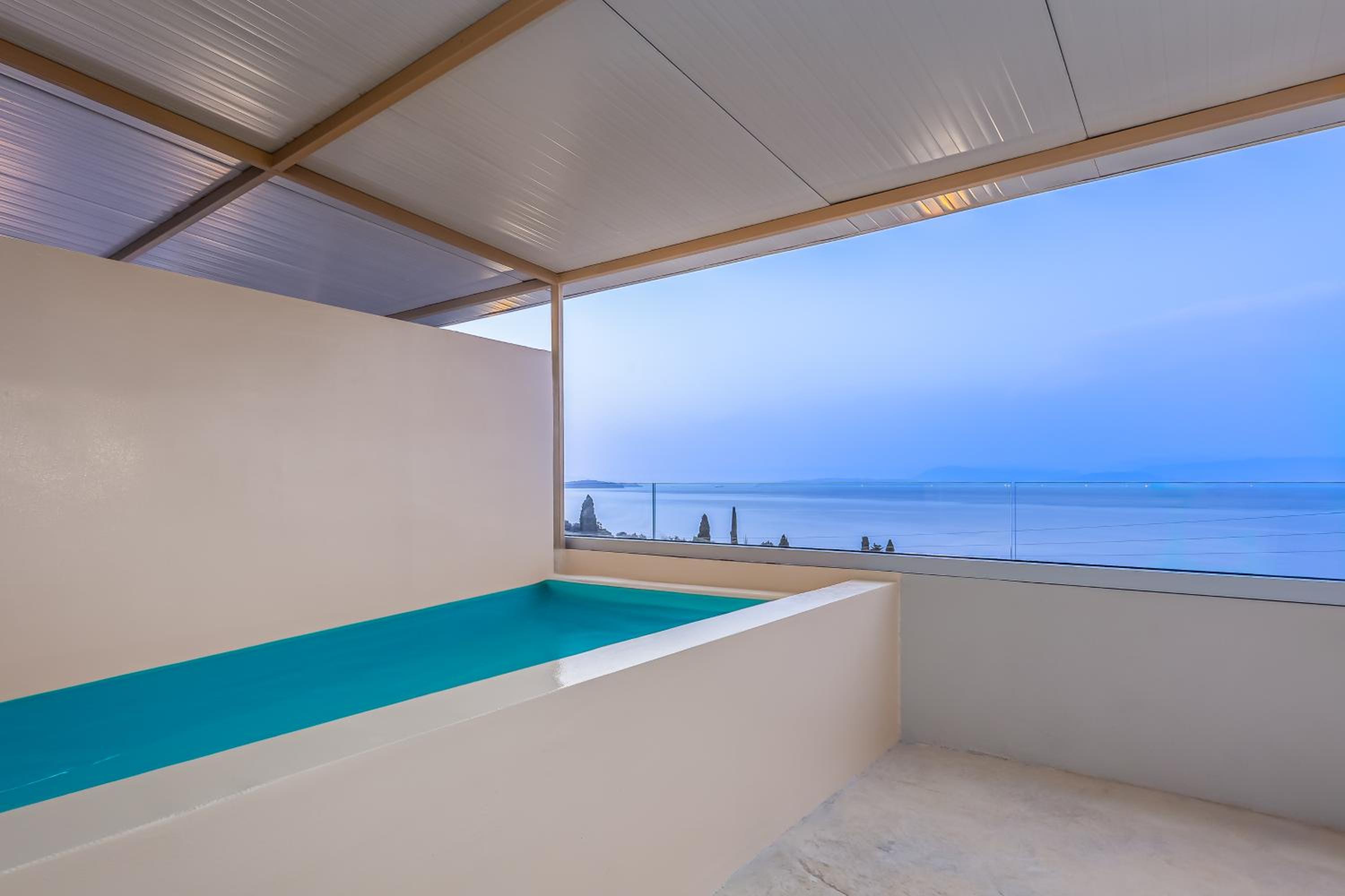 Luxury Room with Private Plunge Pool & Sea View - Photo 4