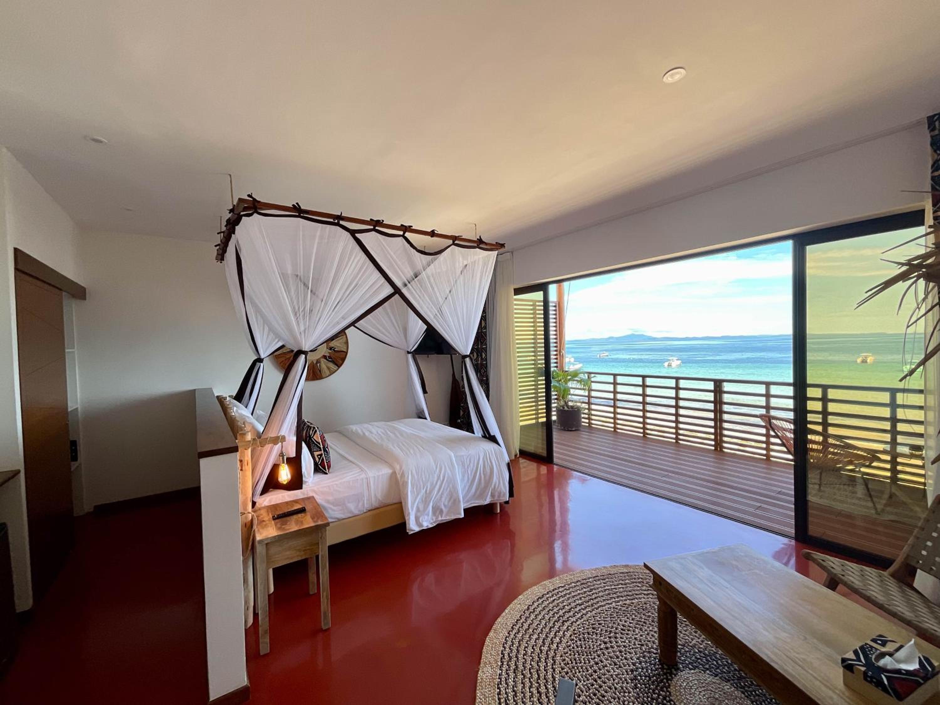 Superior Queen Room - Beachfront photo 2