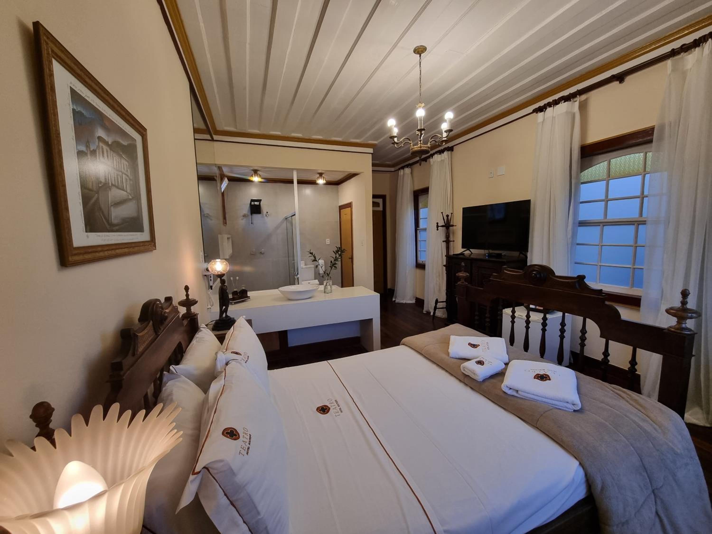Suite with Hot Tub photo 3
