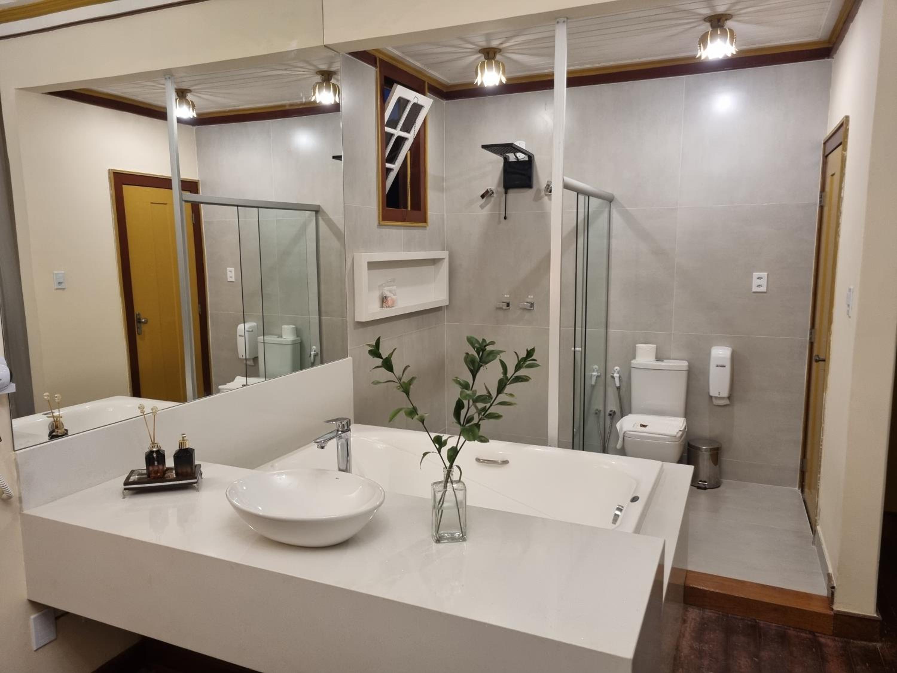 Suite with Hot Tub photo 2
