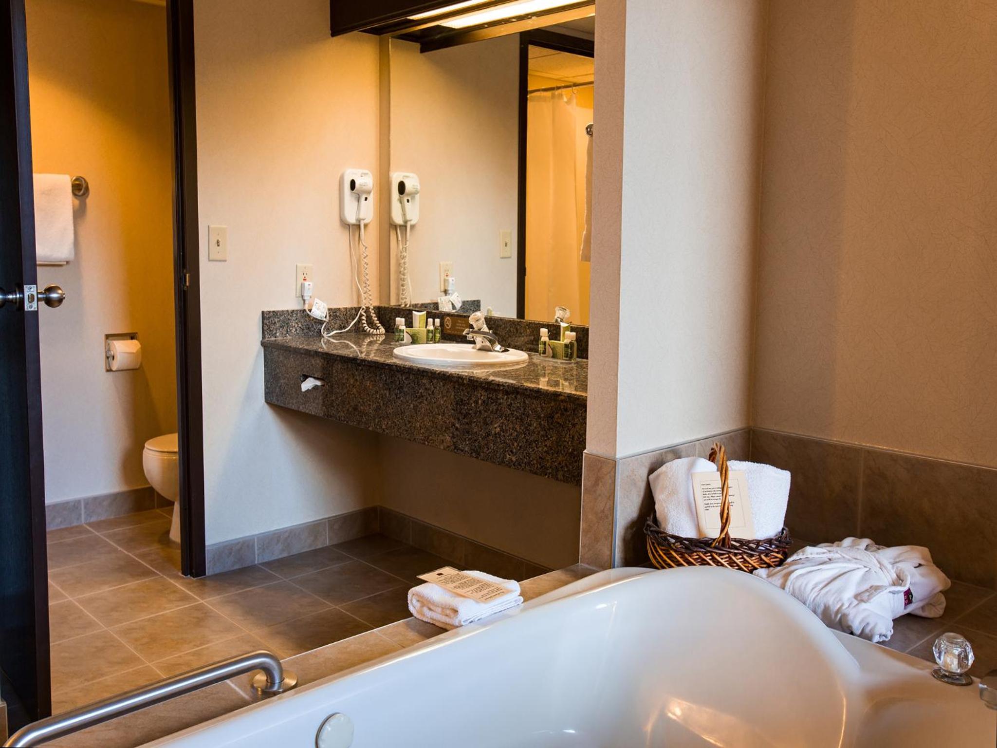 King Suite Jetted Tub - Photo 5