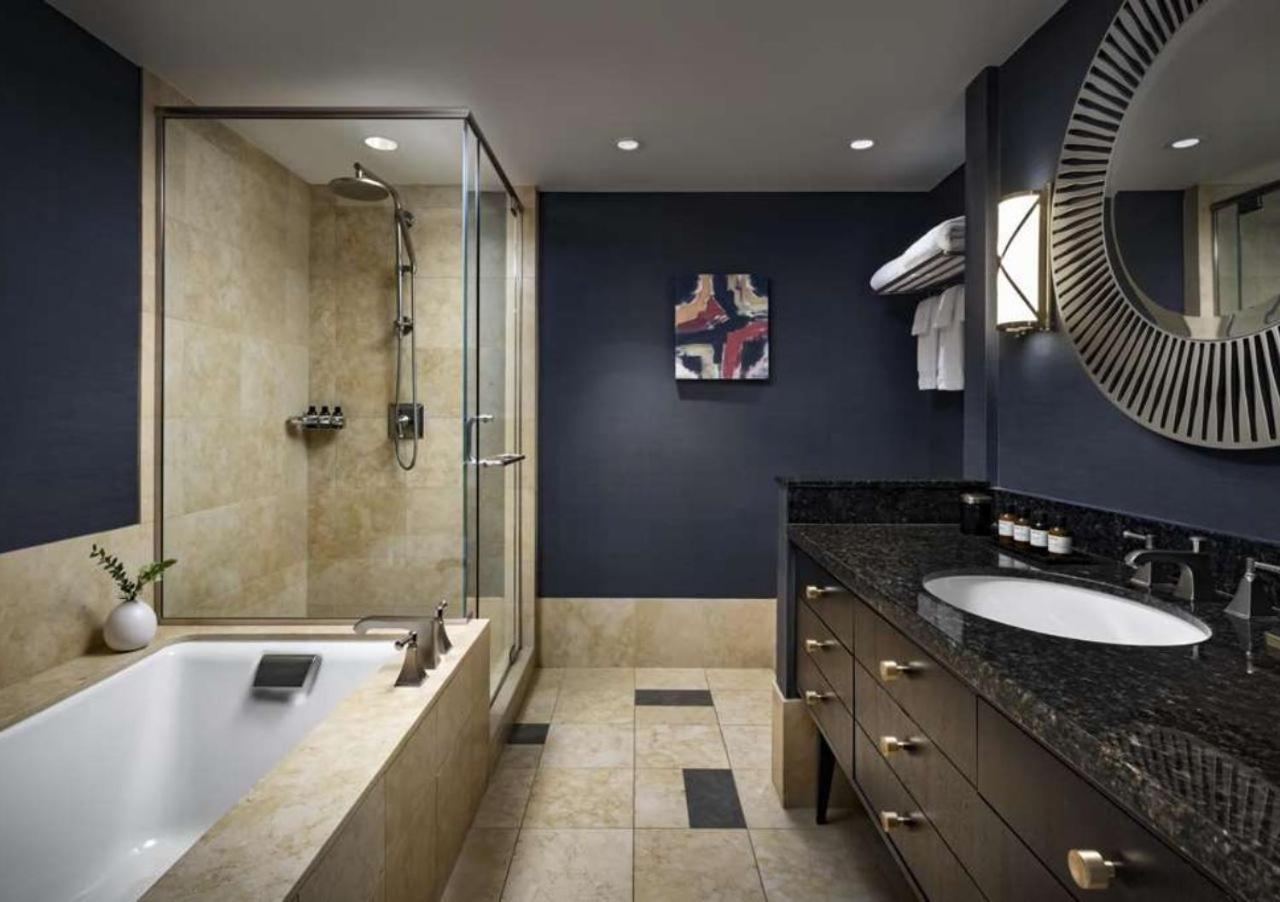 Fairmont Gold Junior Suite with City View thumbnail 5