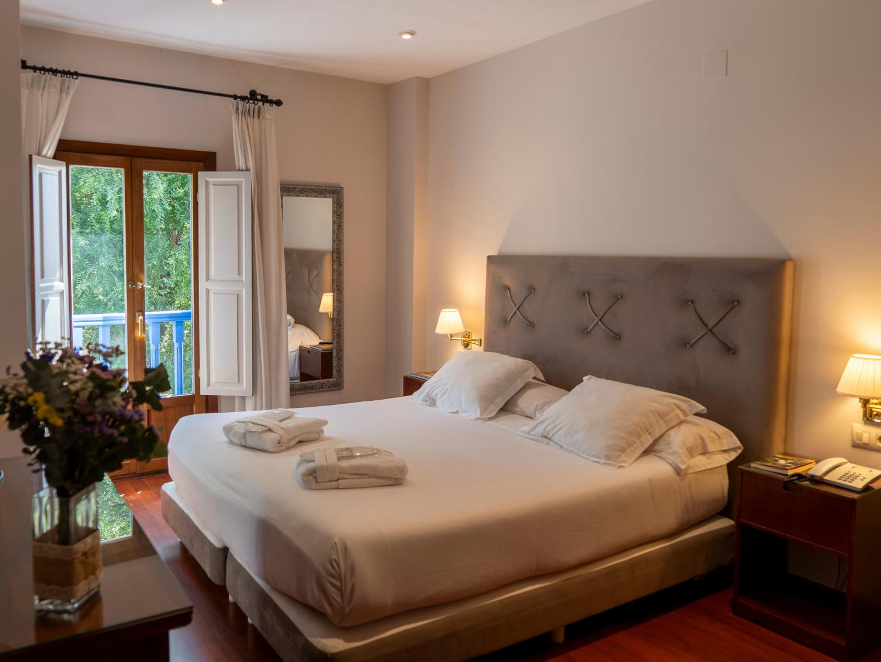 Habitación Doble con Vista al Castillo y a la Montaña y Acceso al Spa