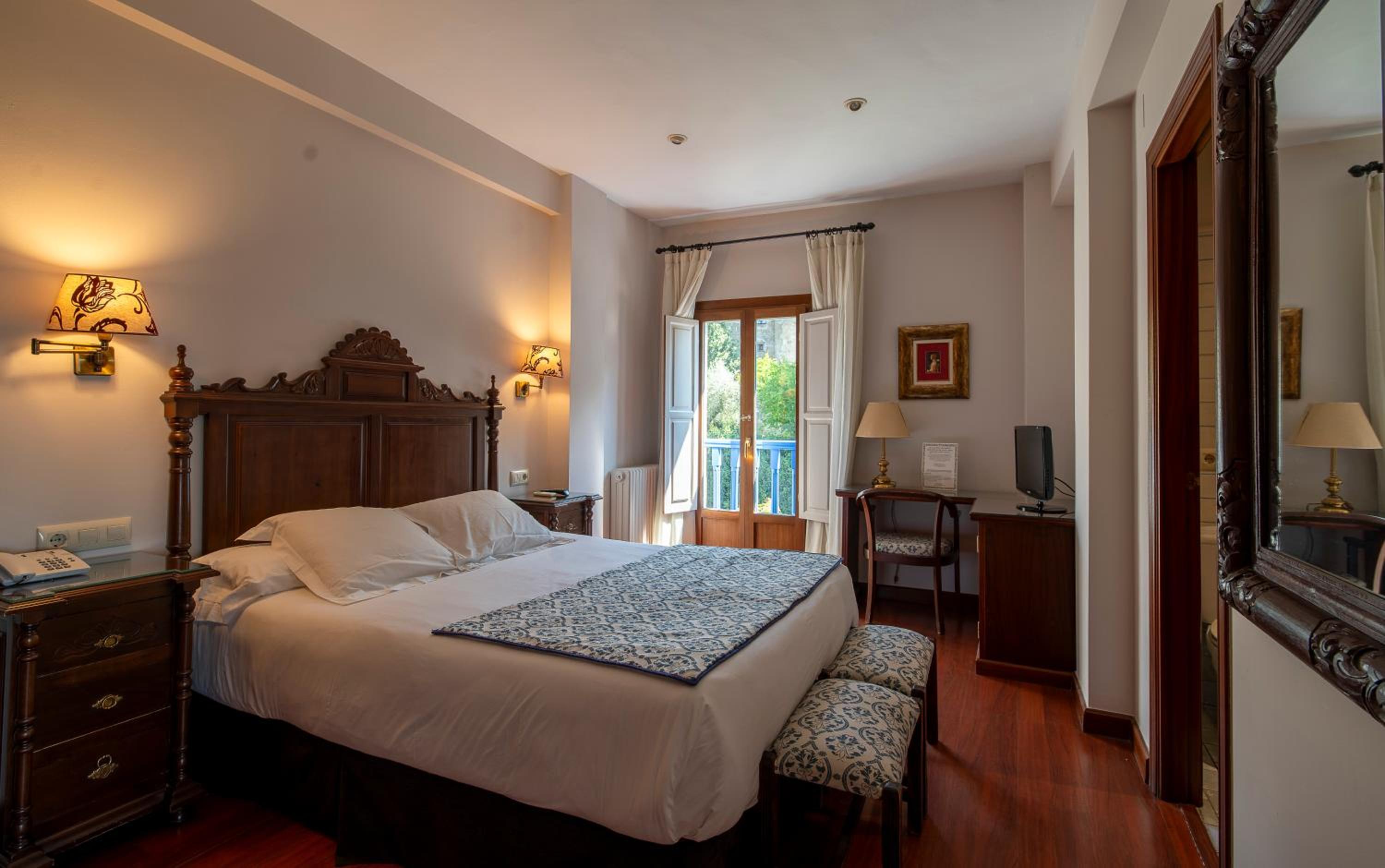 Habitación Doble con Vista a la Ciudad y al Castillo