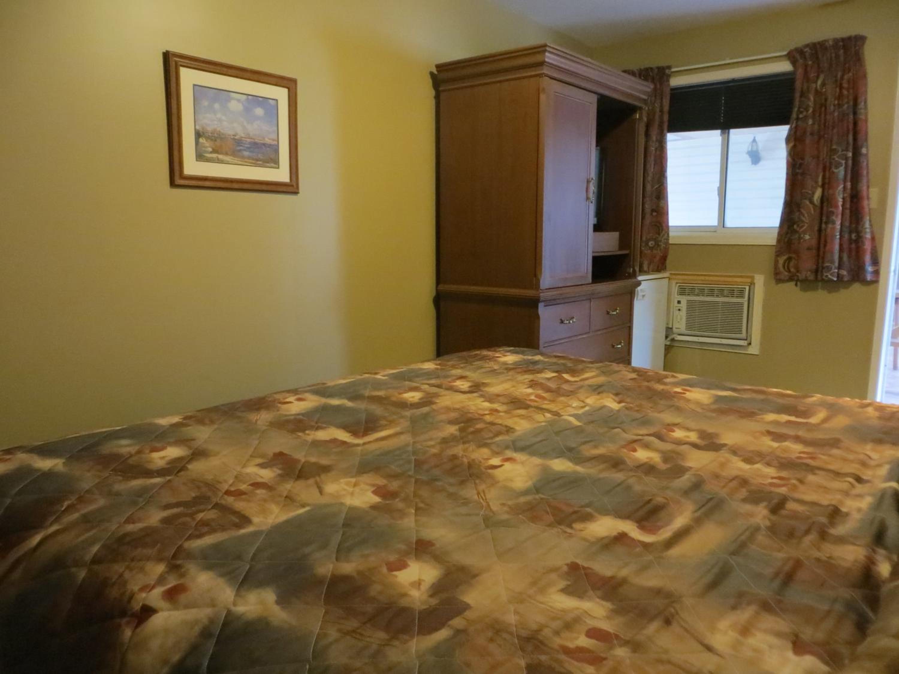 Queen Room with One Queen Bed photo 1