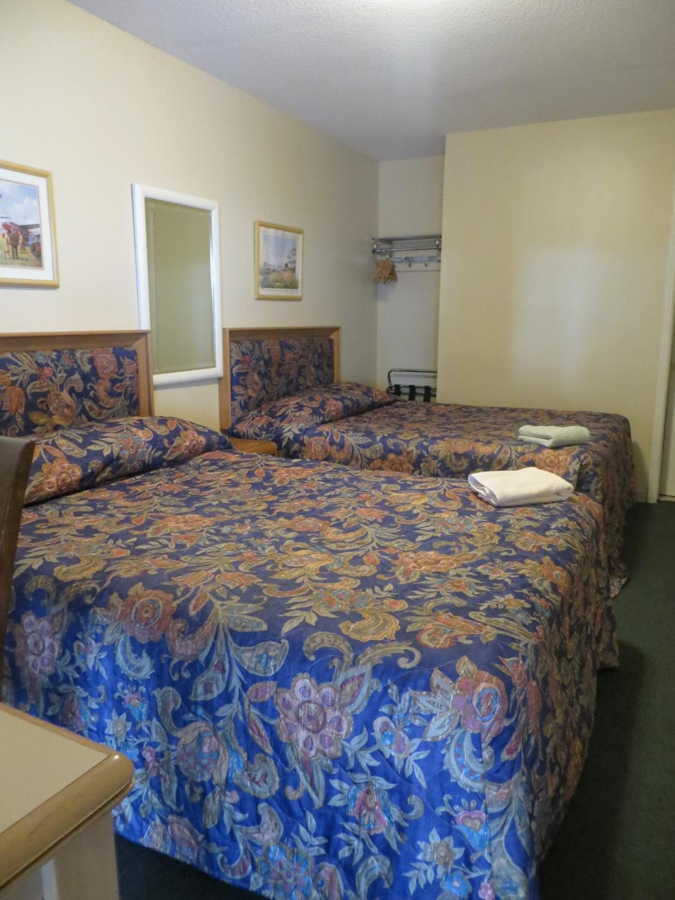 Queen Room with Two Queen Beds photo 3