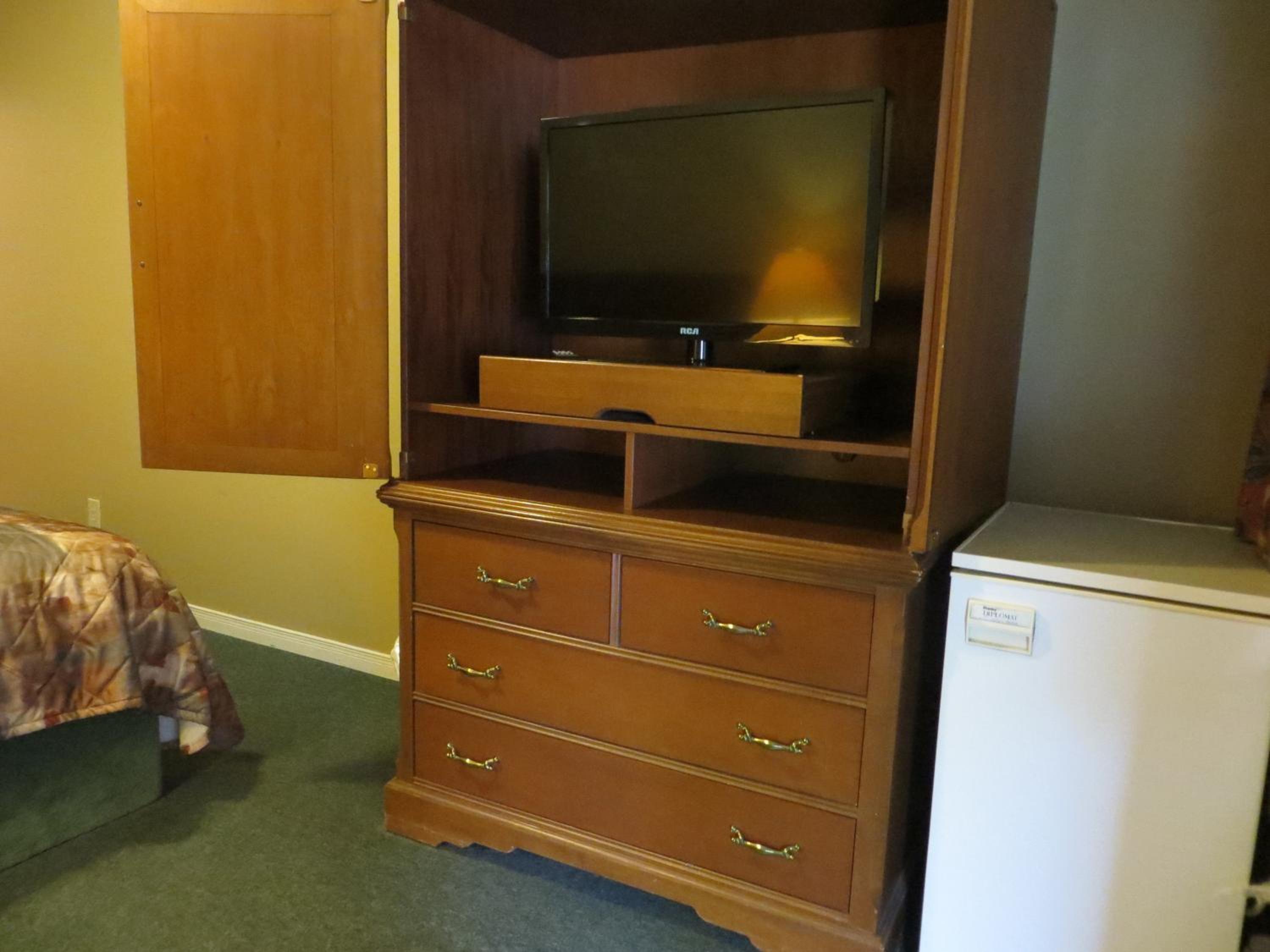 Queen Room with One Queen Bed photo 3