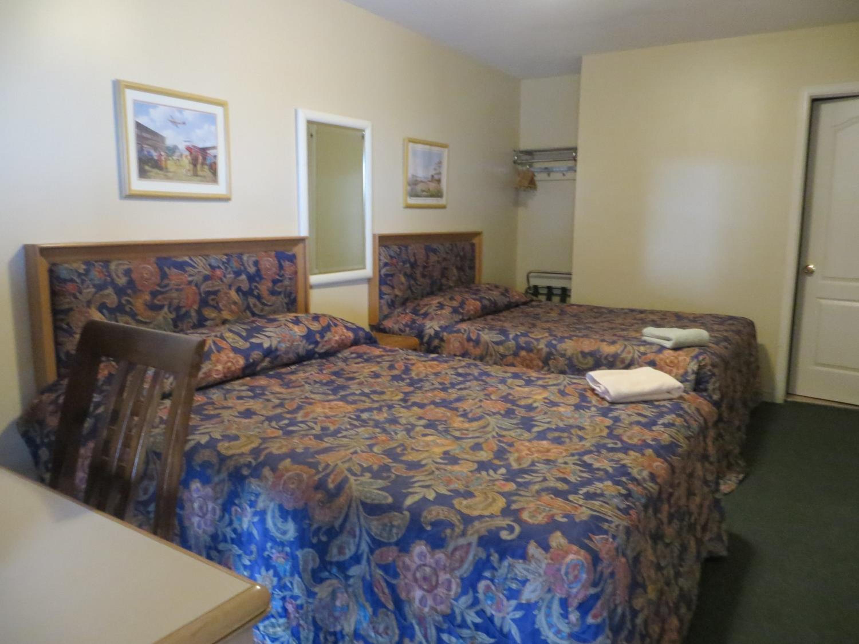 Queen Room with Two Queen Beds photo 2