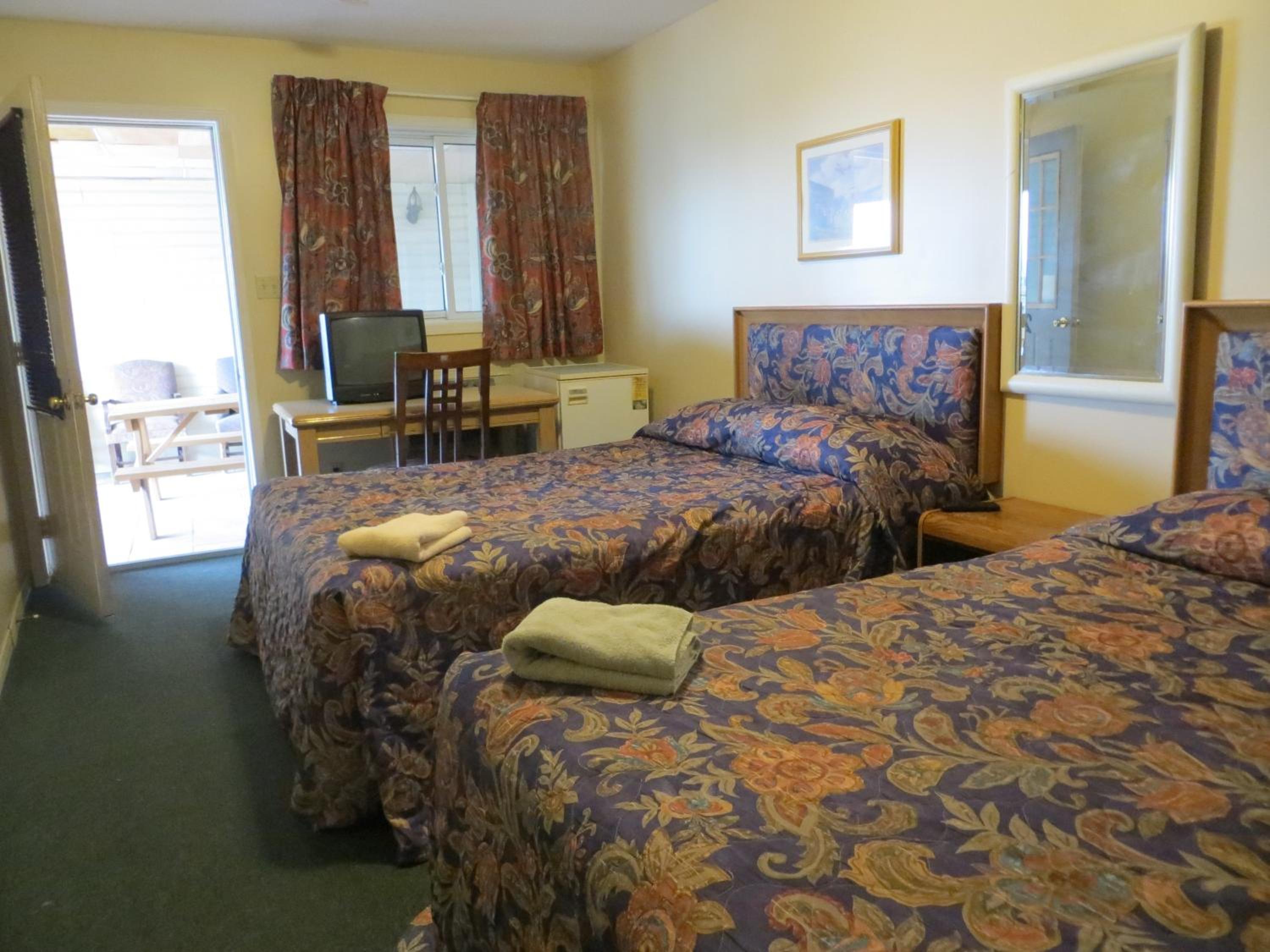 Queen Room with Two Queen Beds photo 1