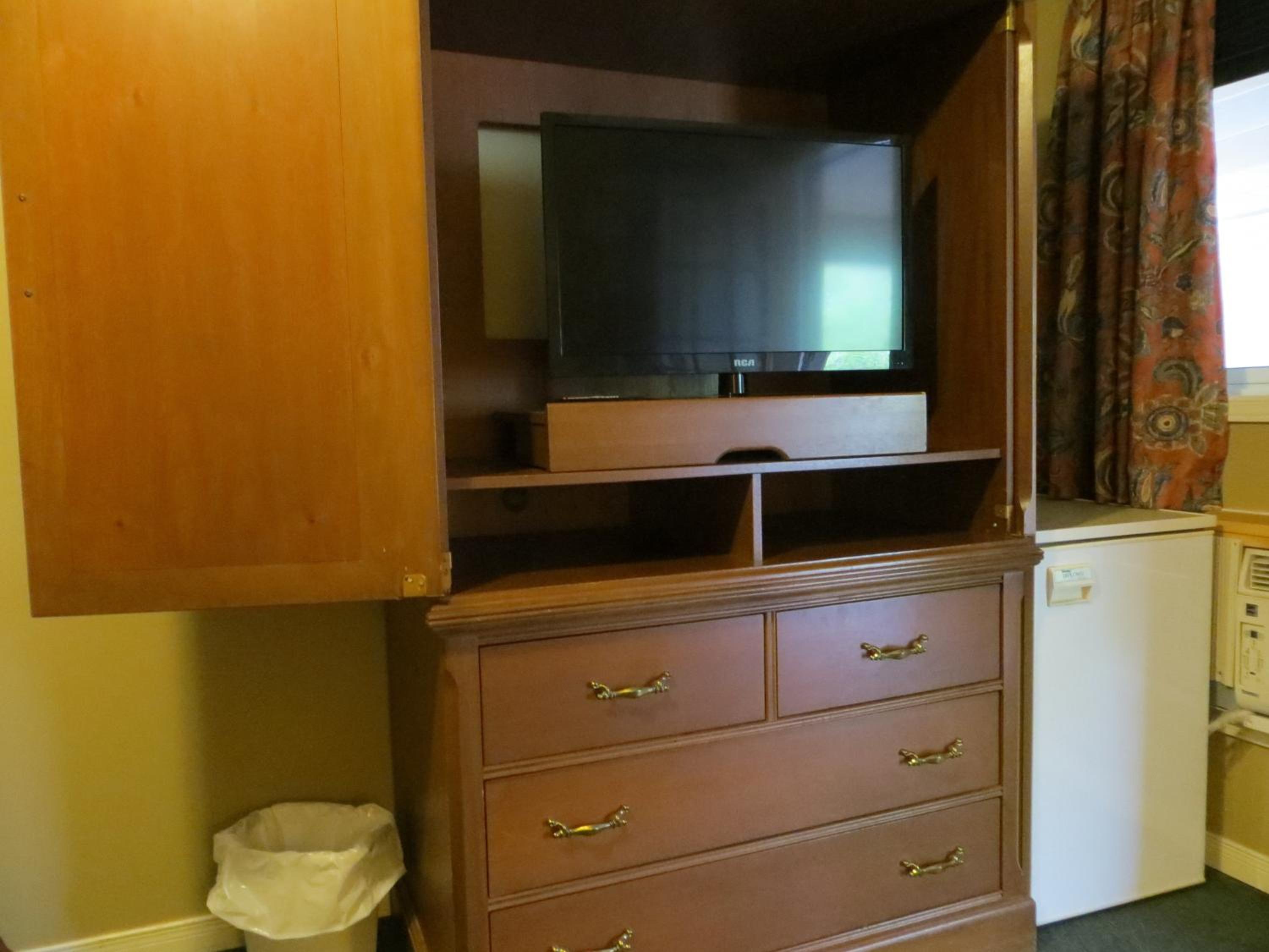 Queen Room with One Queen Bed photo 2