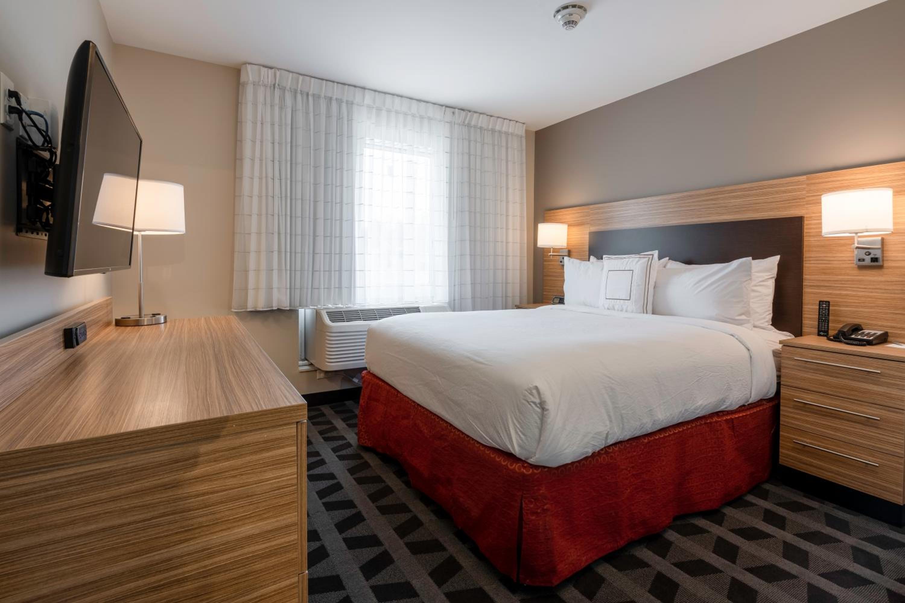 1 Bedroom Suite, 1 King, Sofa bed - Photo 1