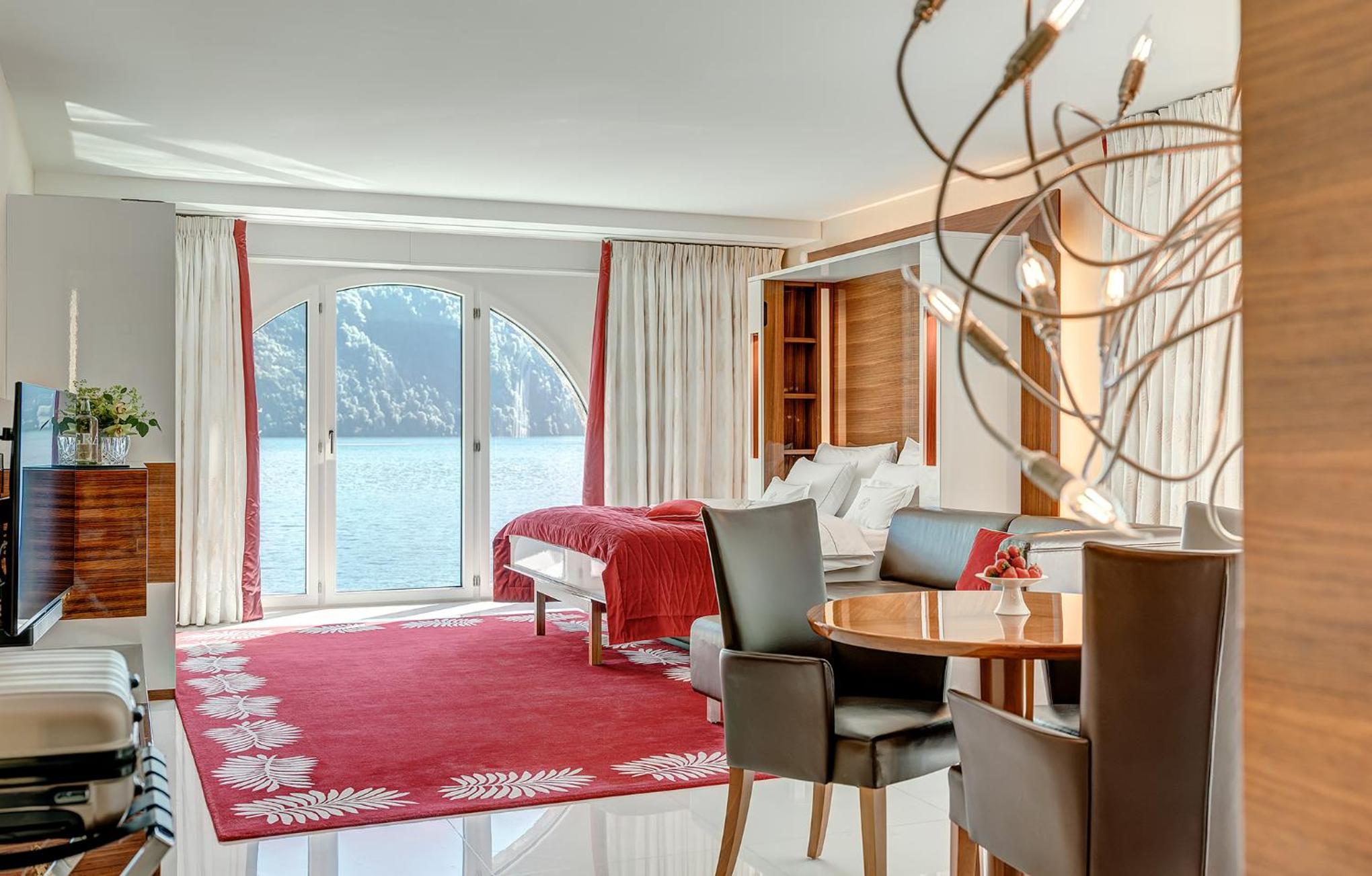 Junior Suite with Lake View - Photo 4
