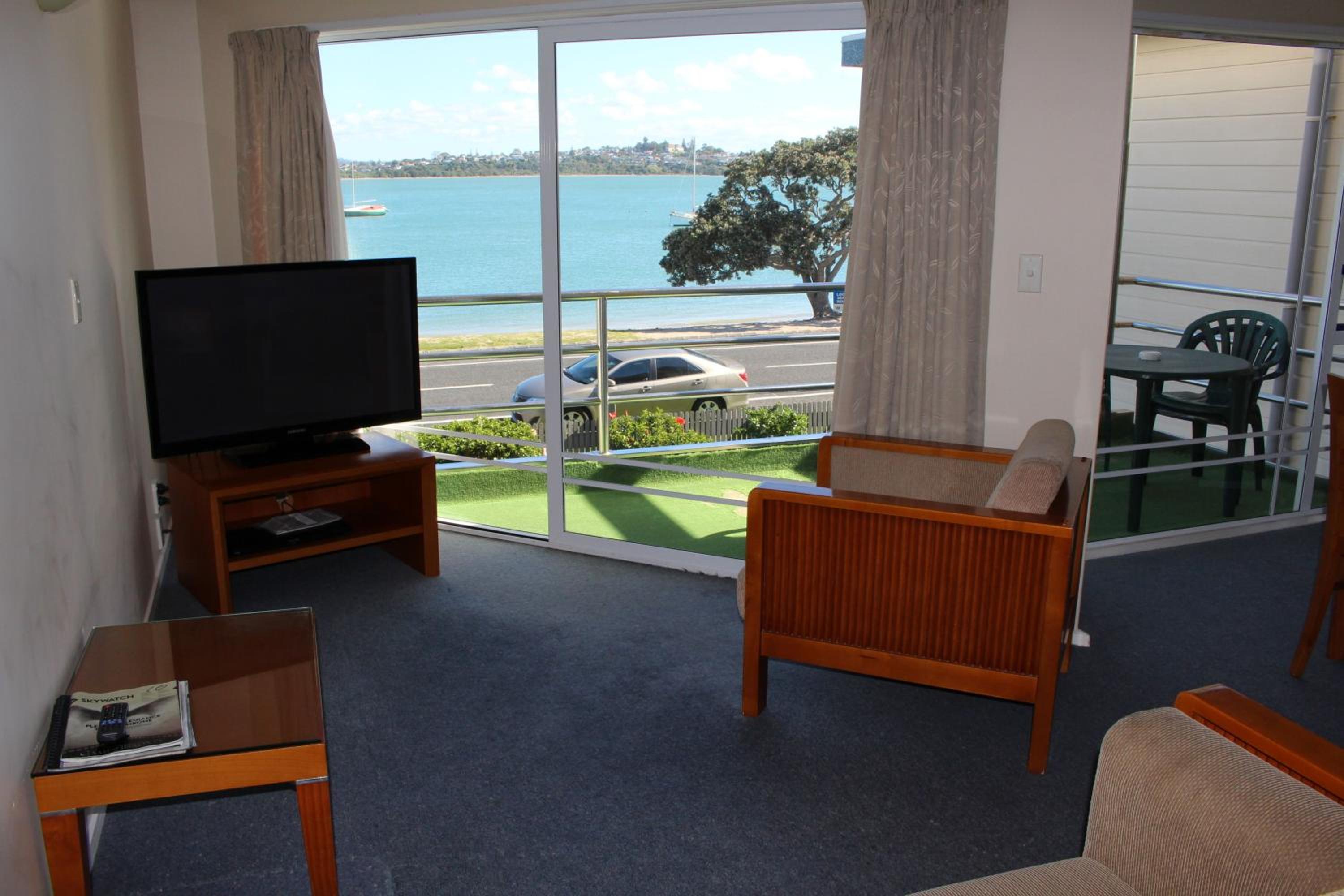 One-Bedroom Suite with Loft and Sea View - Upper Floor thumbnail 5