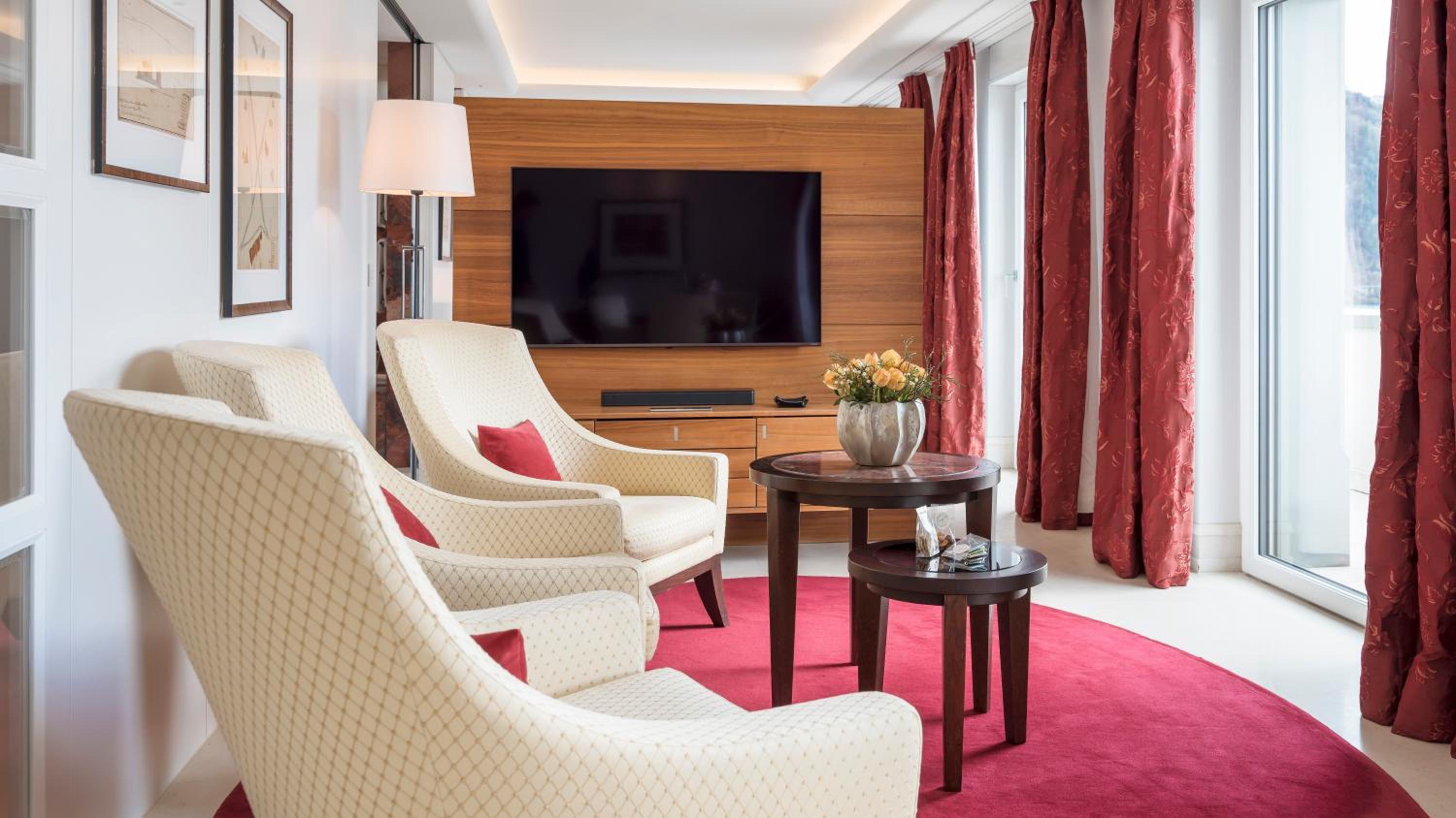 Deluxe Junior Suite with Lake View - Photo 5