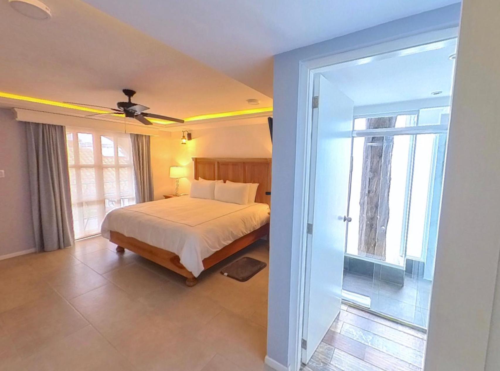 King Room with Balcony - Photo 1