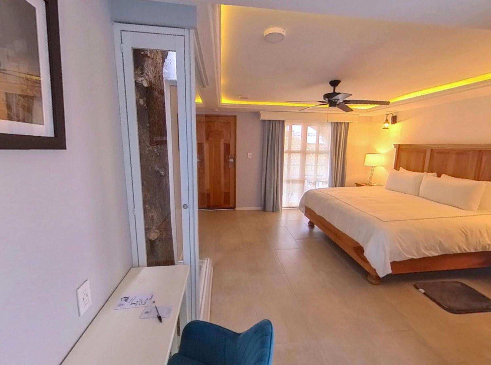 King Room with Balcony - Photo 45