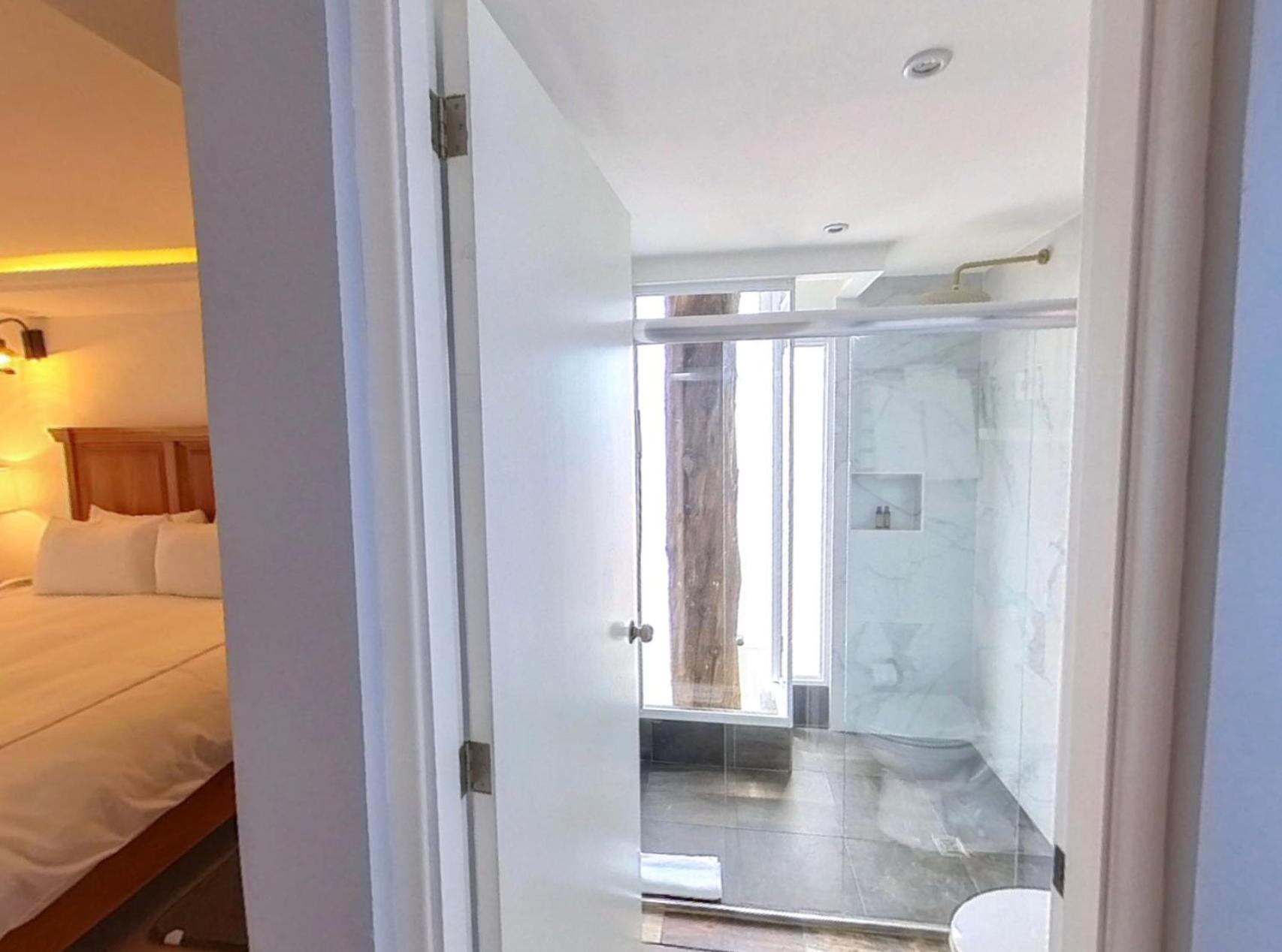 King Room with Balcony - Photo 43