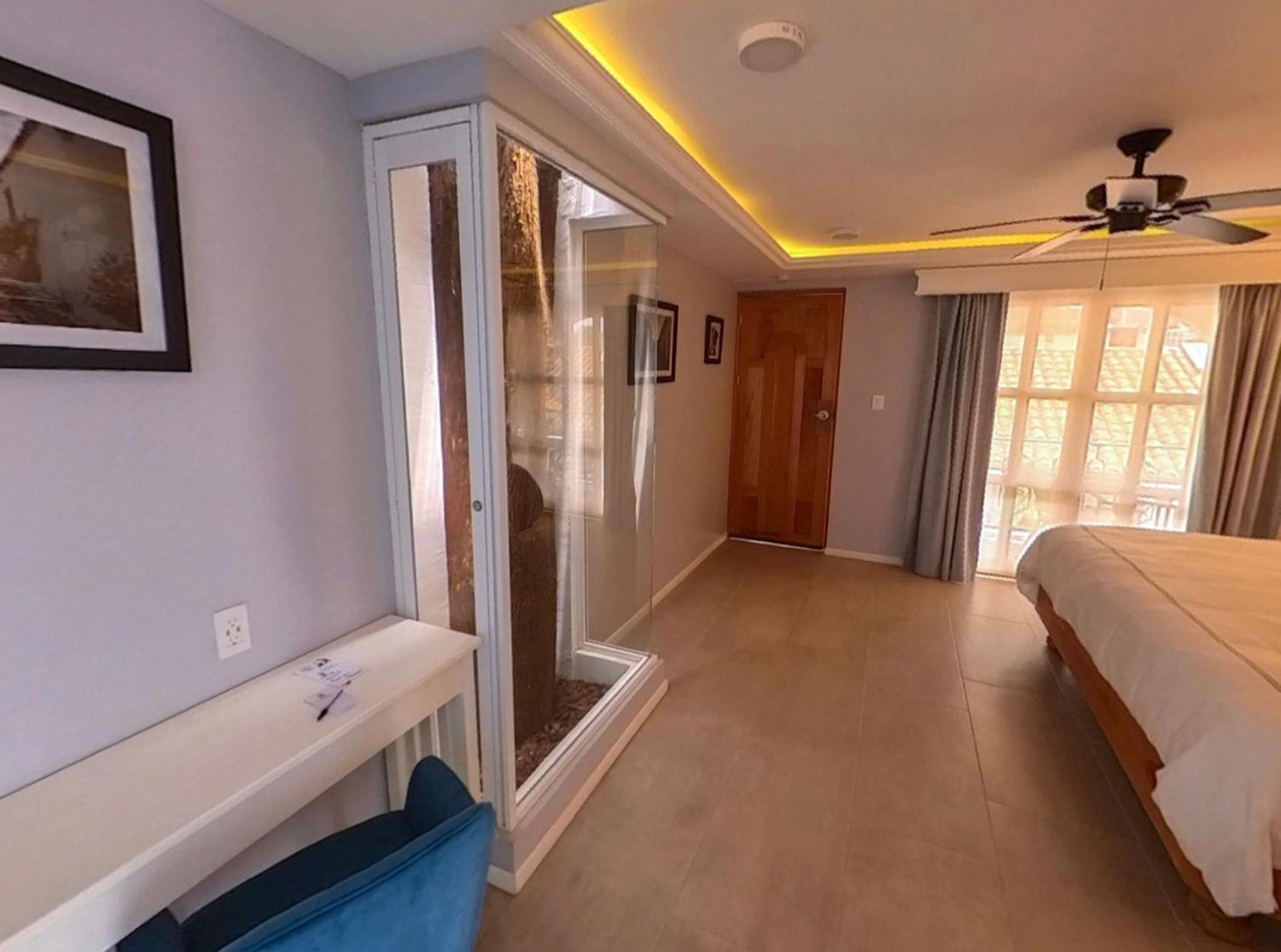 King Room with Balcony - Photo 42