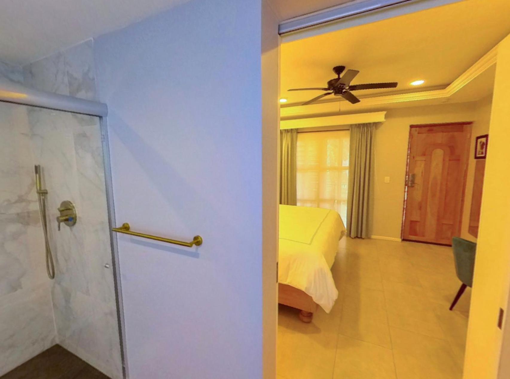 King Room with Balcony - Photo 41