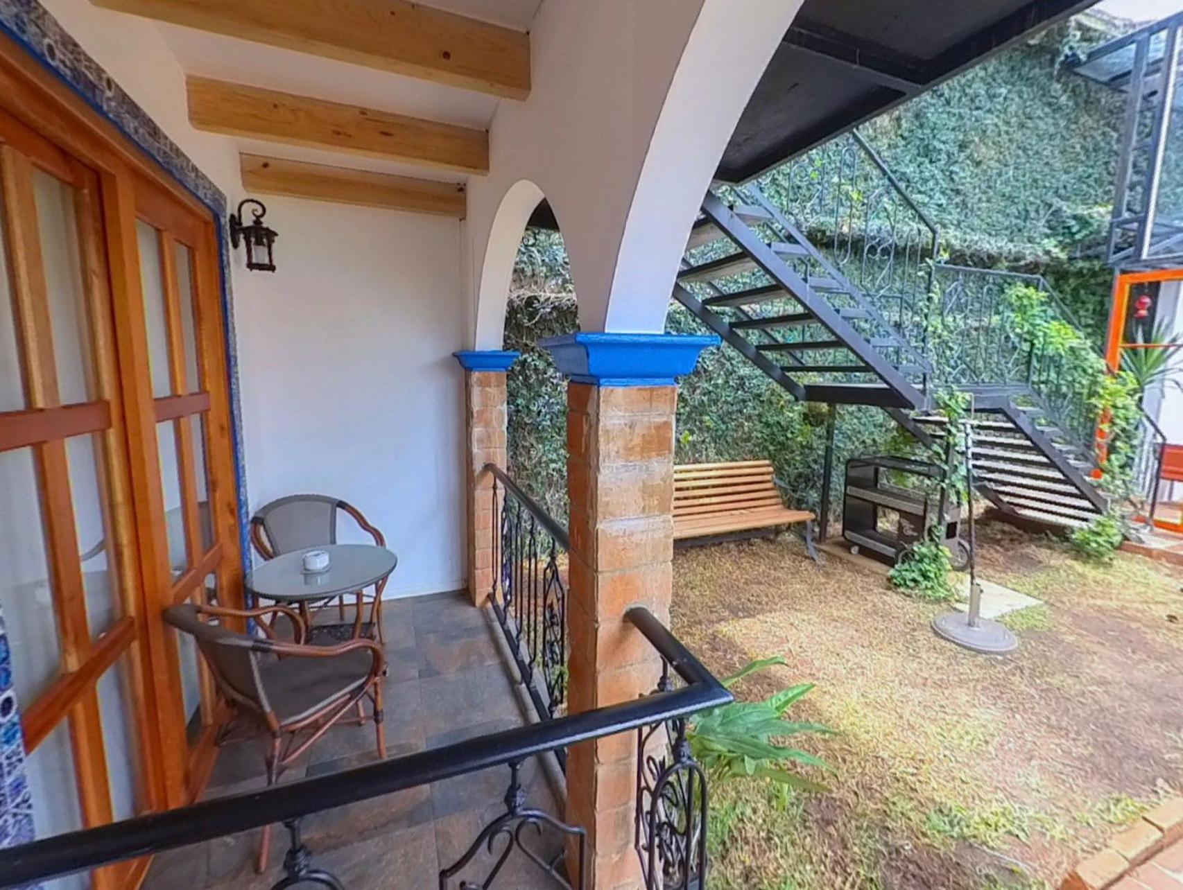 King Room with Balcony - Photo 40