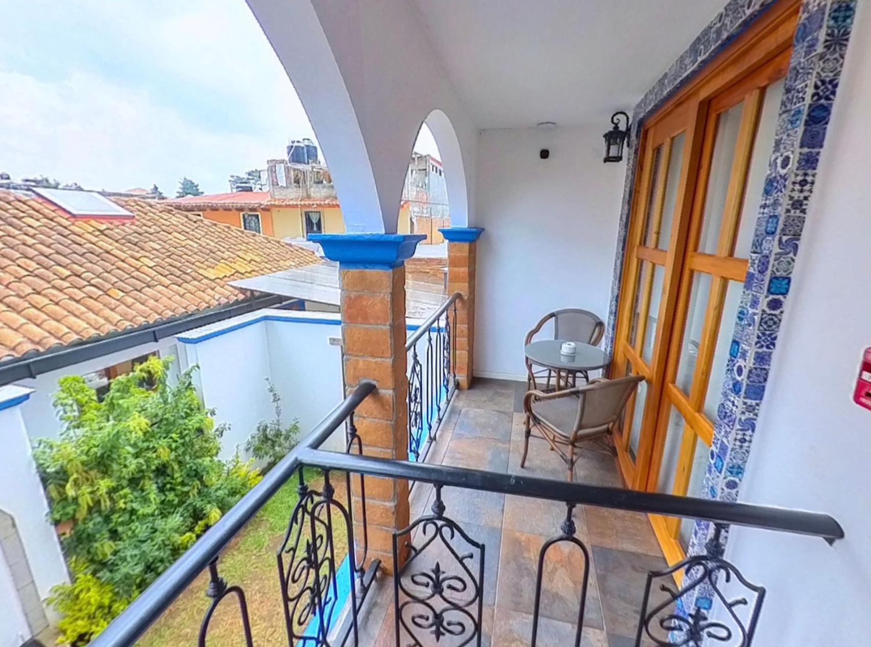 King Room with Balcony - Photo 39
