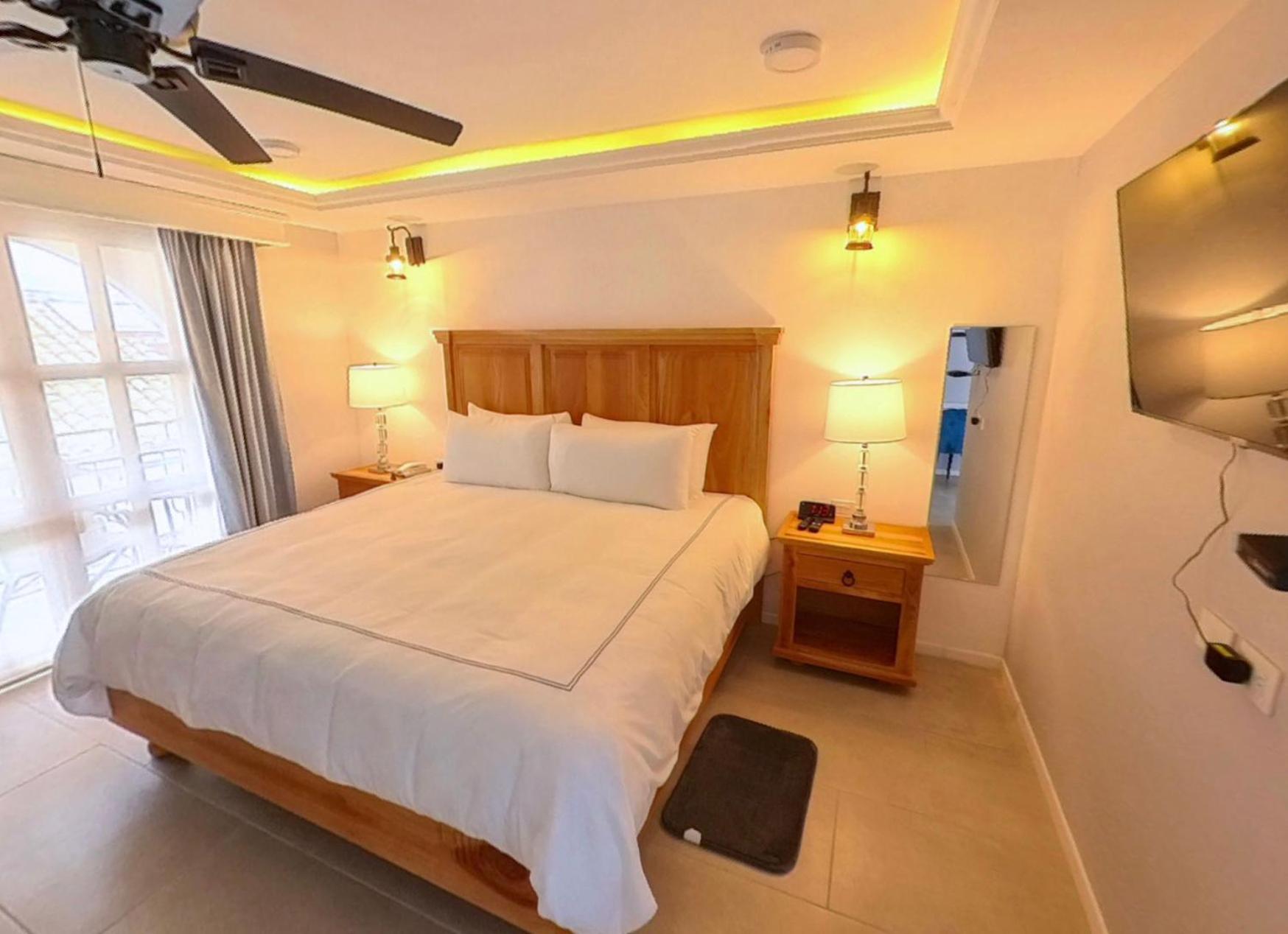 King Room with Balcony - Photo 37