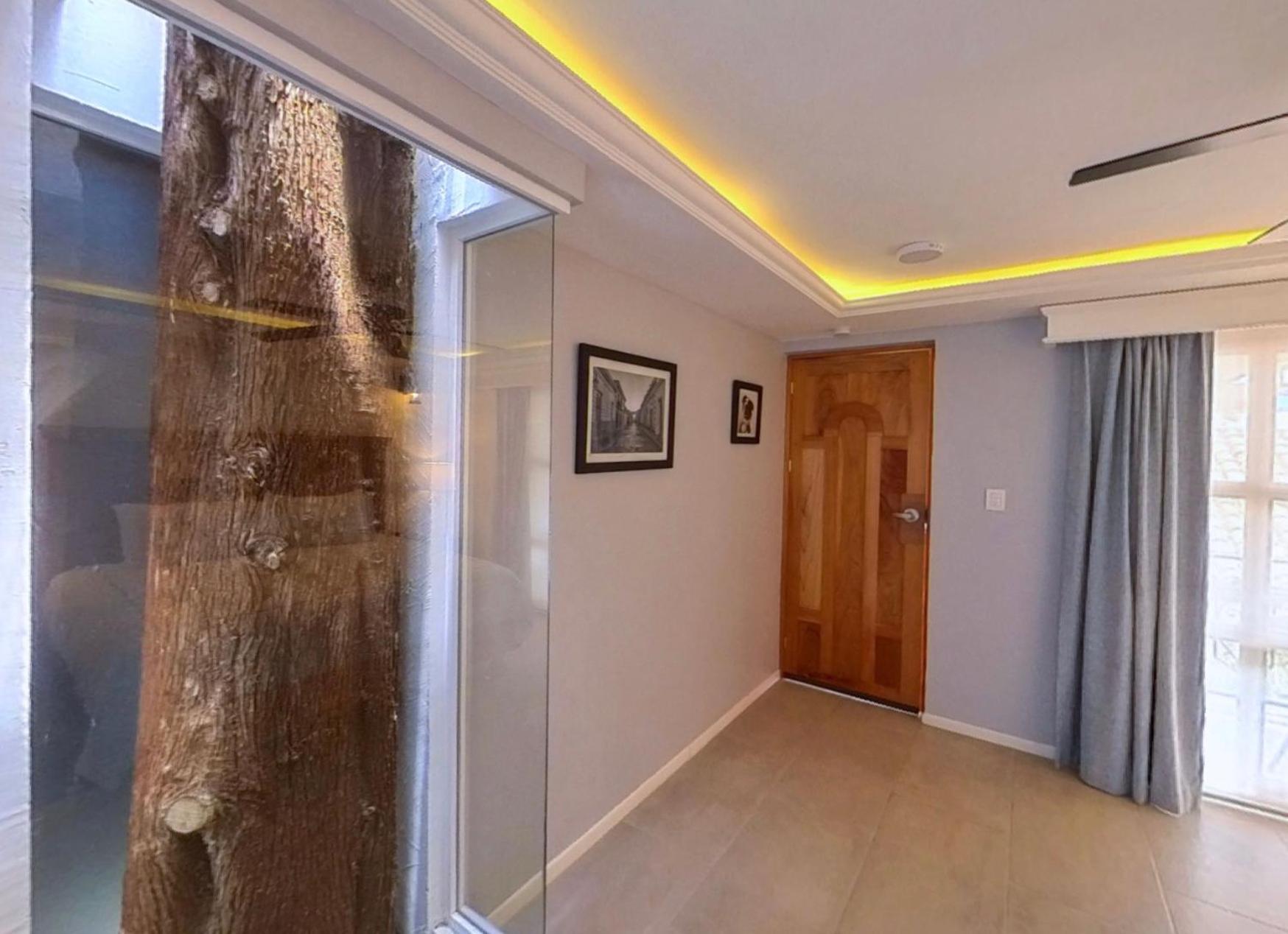 King Room with Balcony - Photo 36