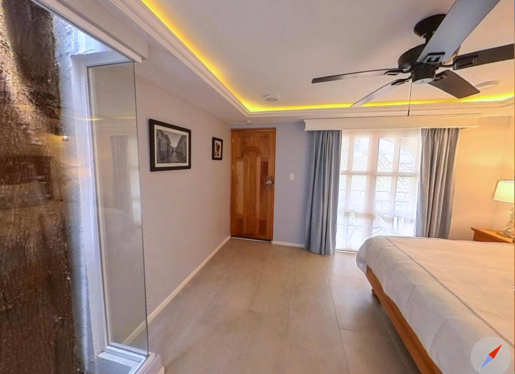 King Room with Balcony - Photo 35