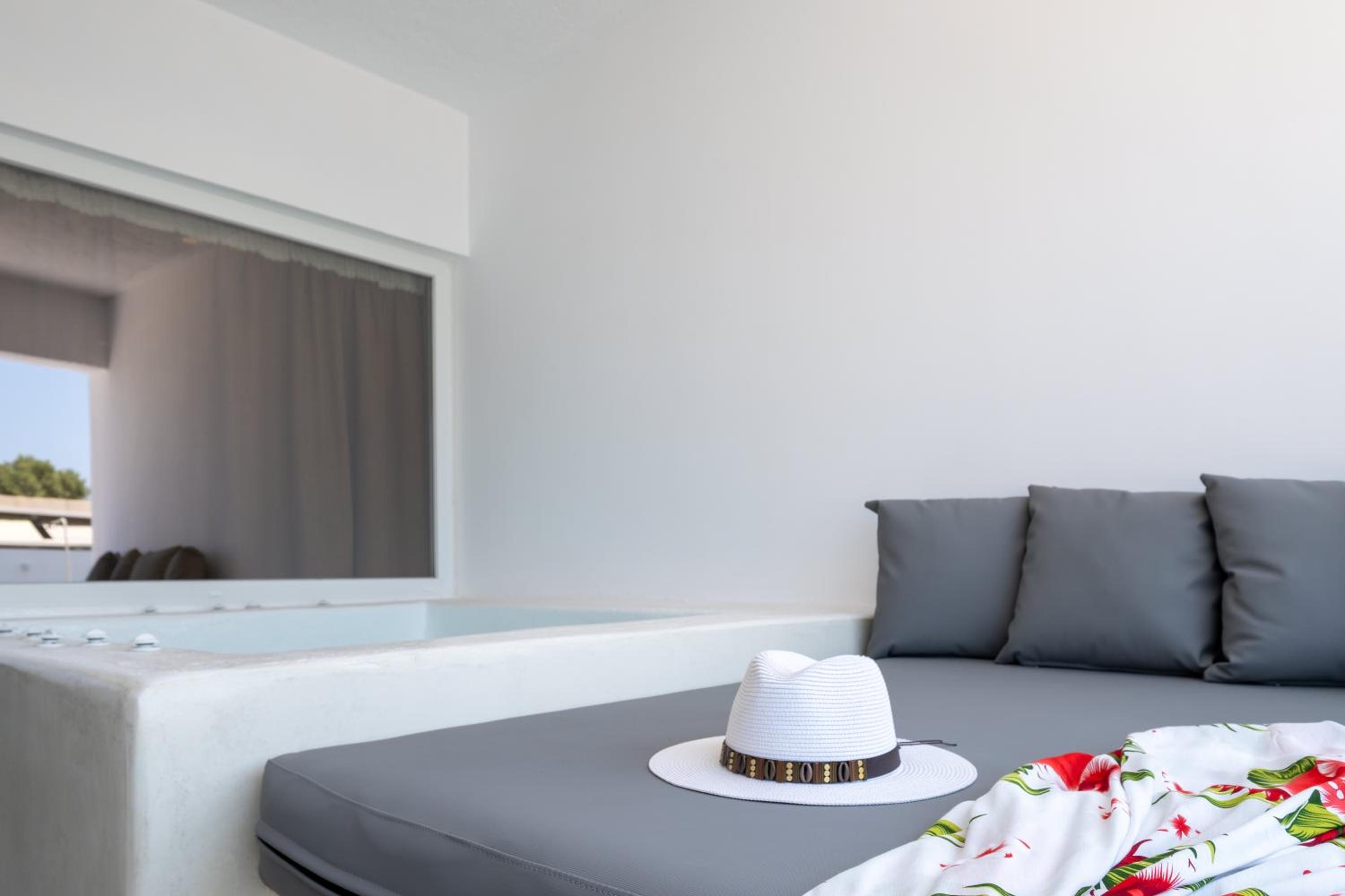 Junior Suite with Private Pool - Photo 2