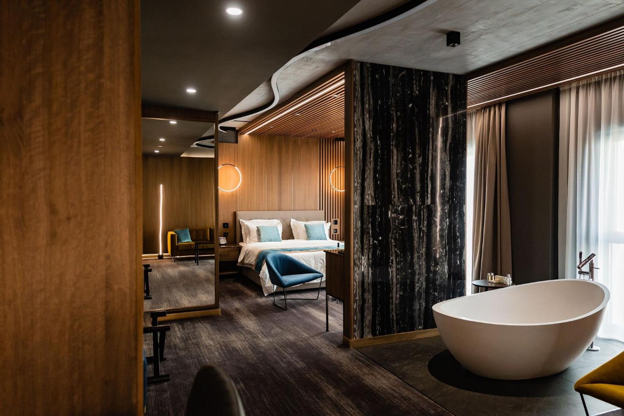Deluxe Suite with Spa Bath - Photo 5