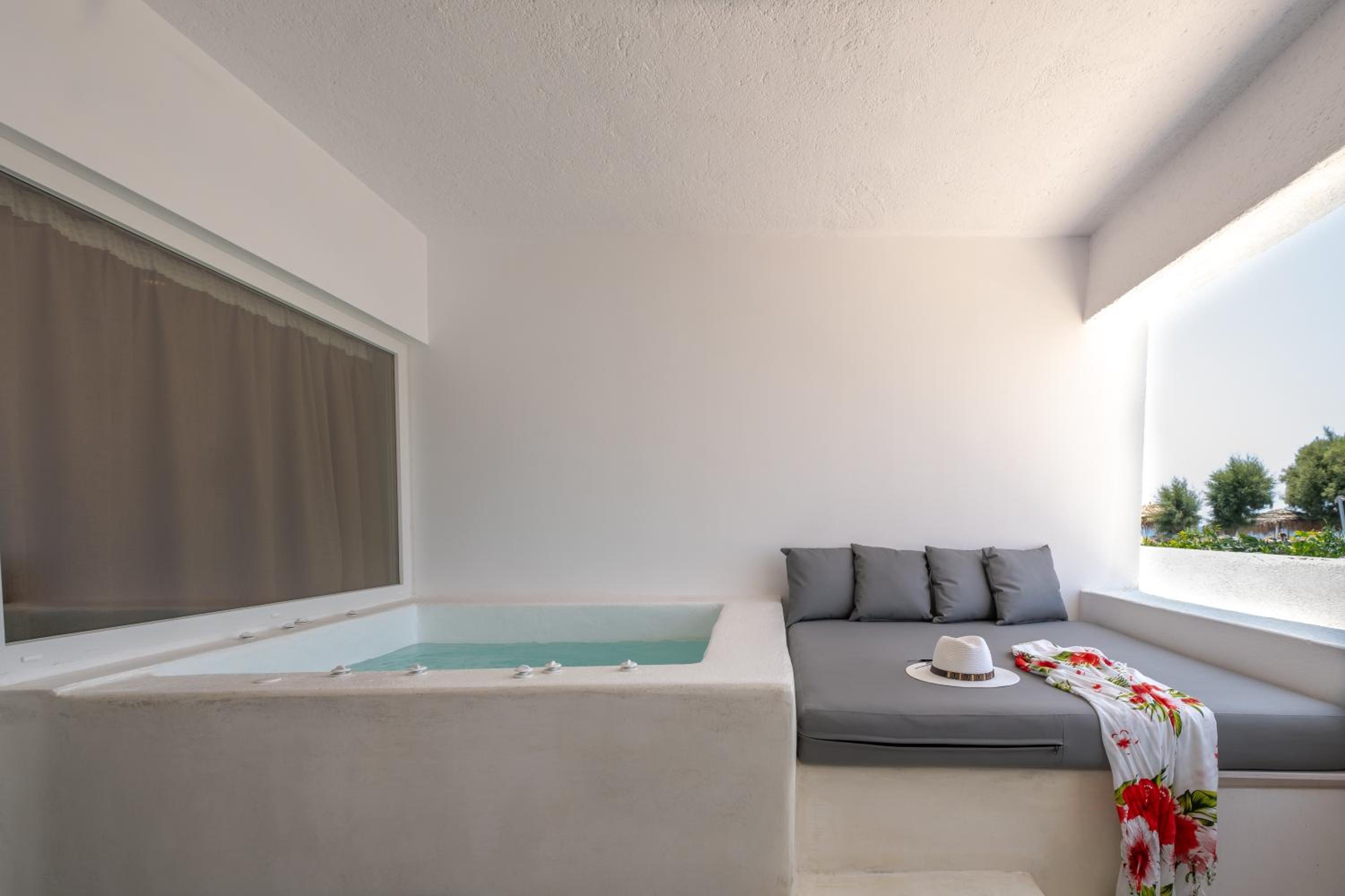 Junior Suite with Private Pool - Photo 11