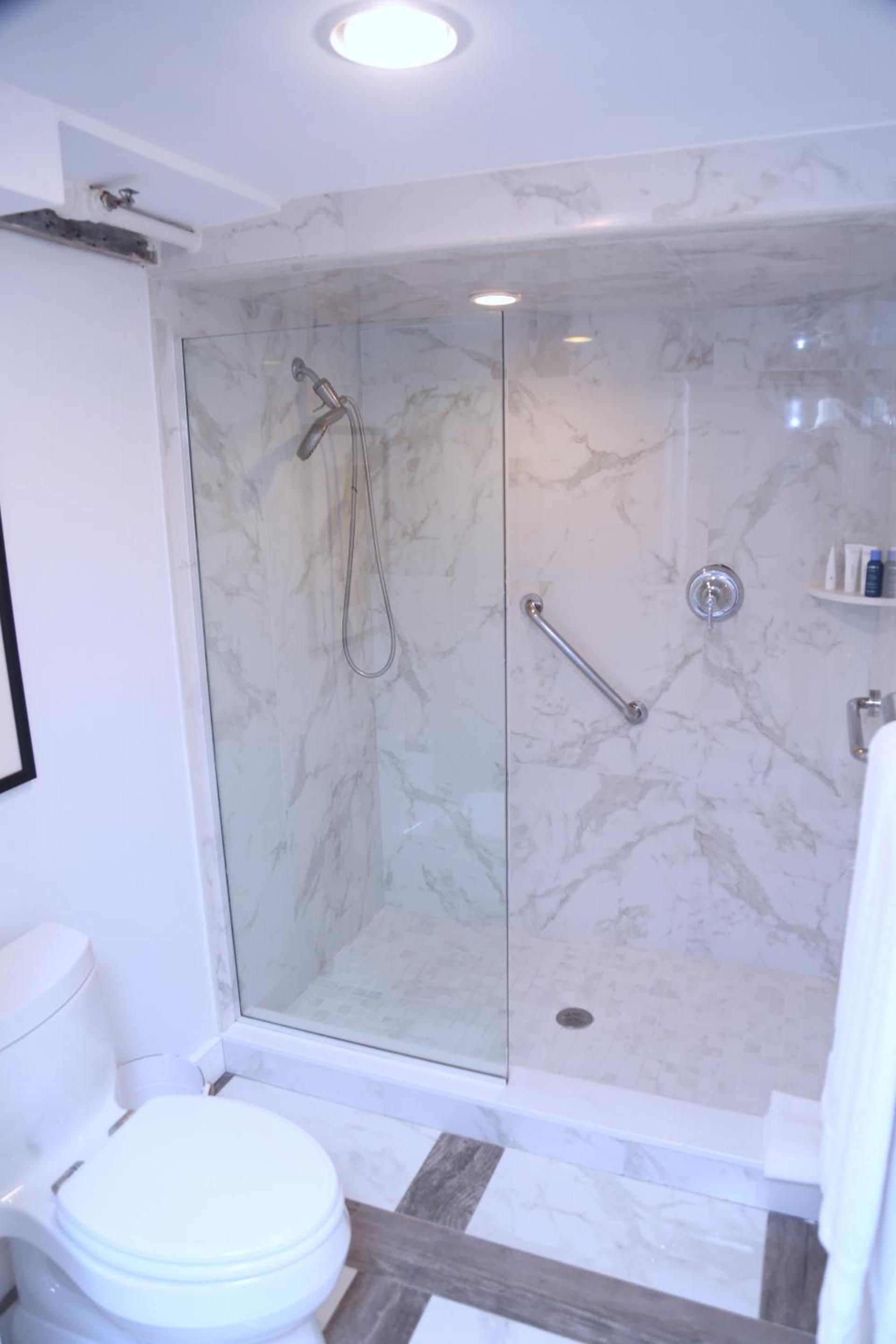 Deluxe King Room - Photo 14