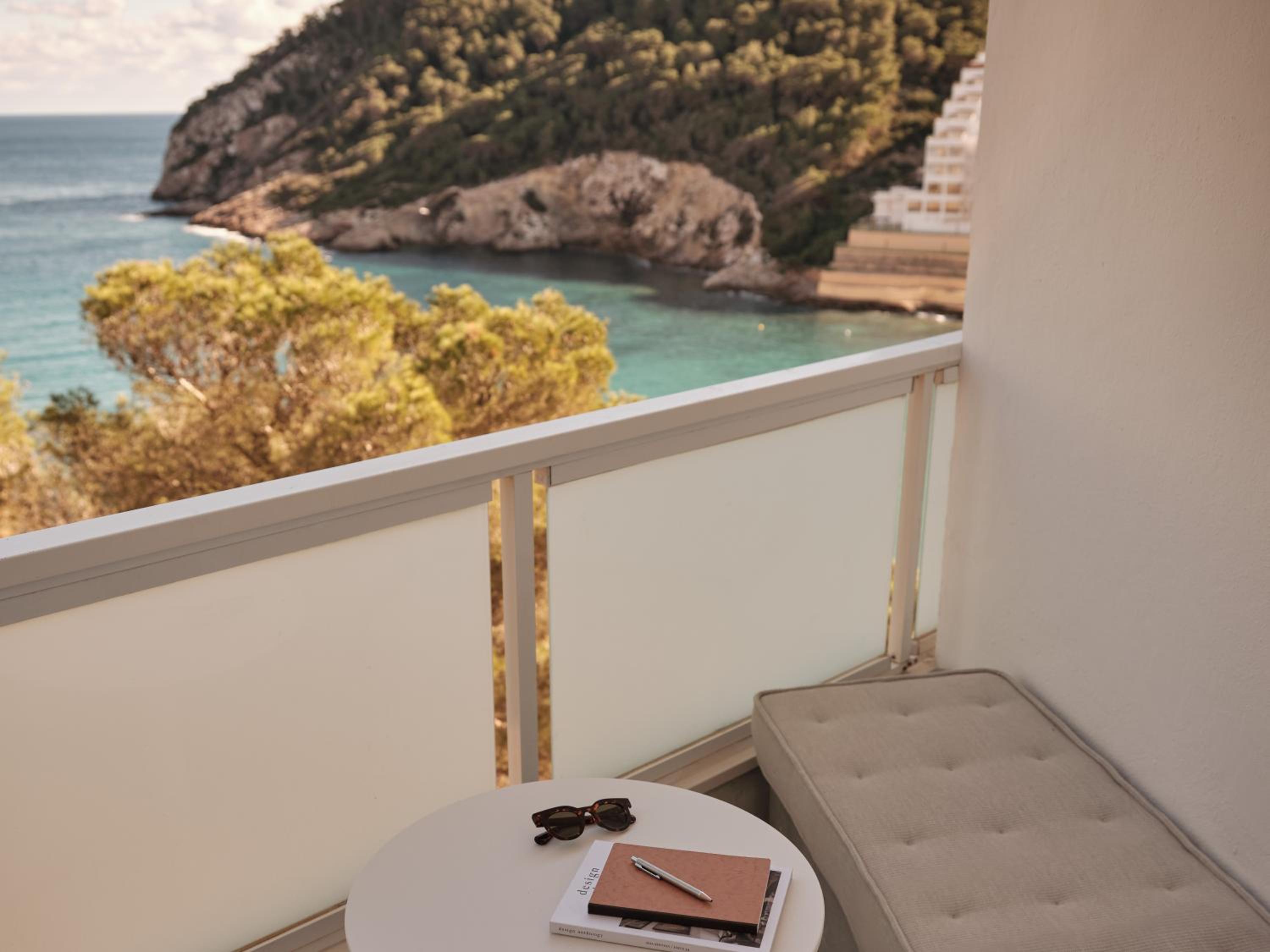 Deluxe King Room with Sea View - Photo 3