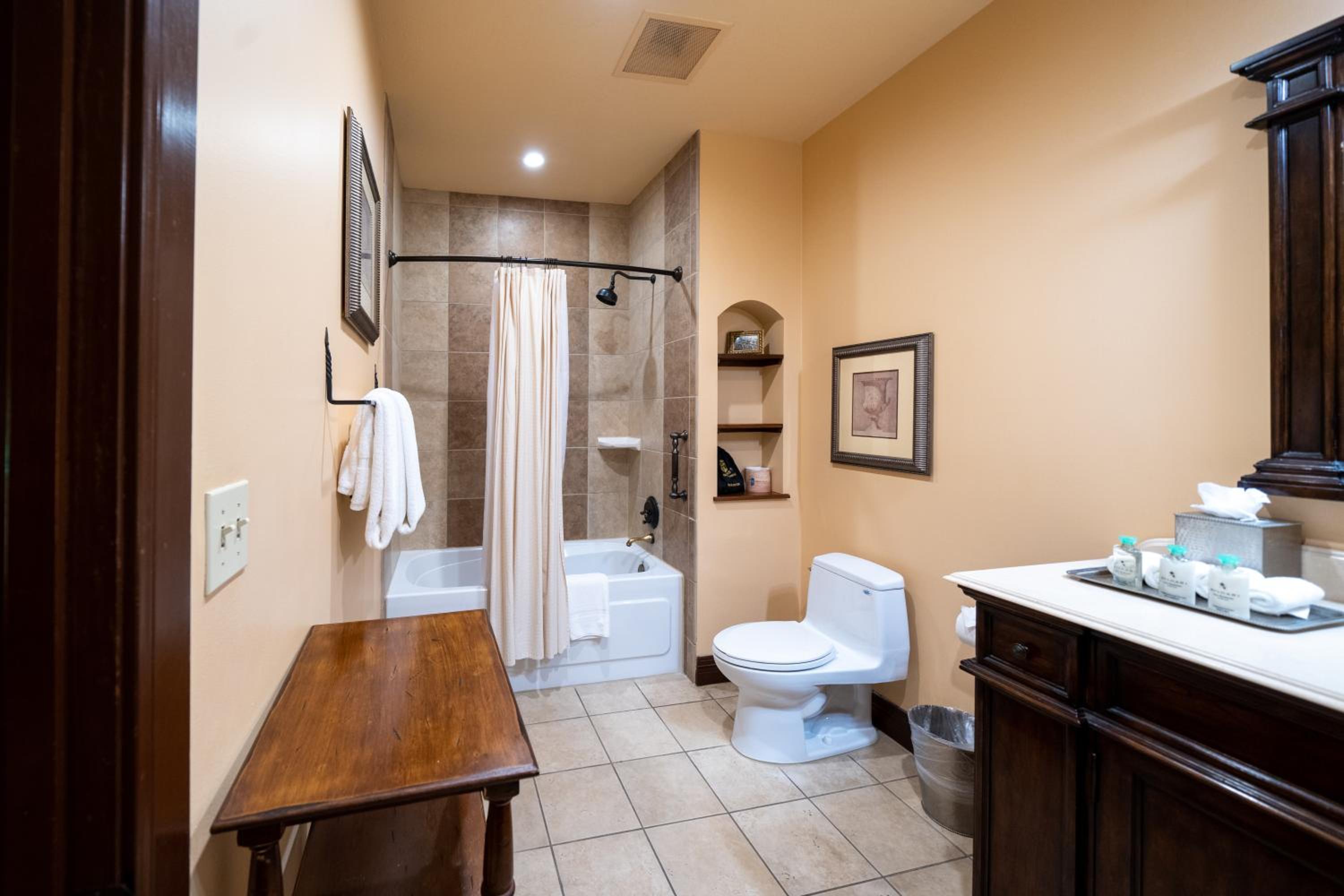 Executive Suite - Photo 4