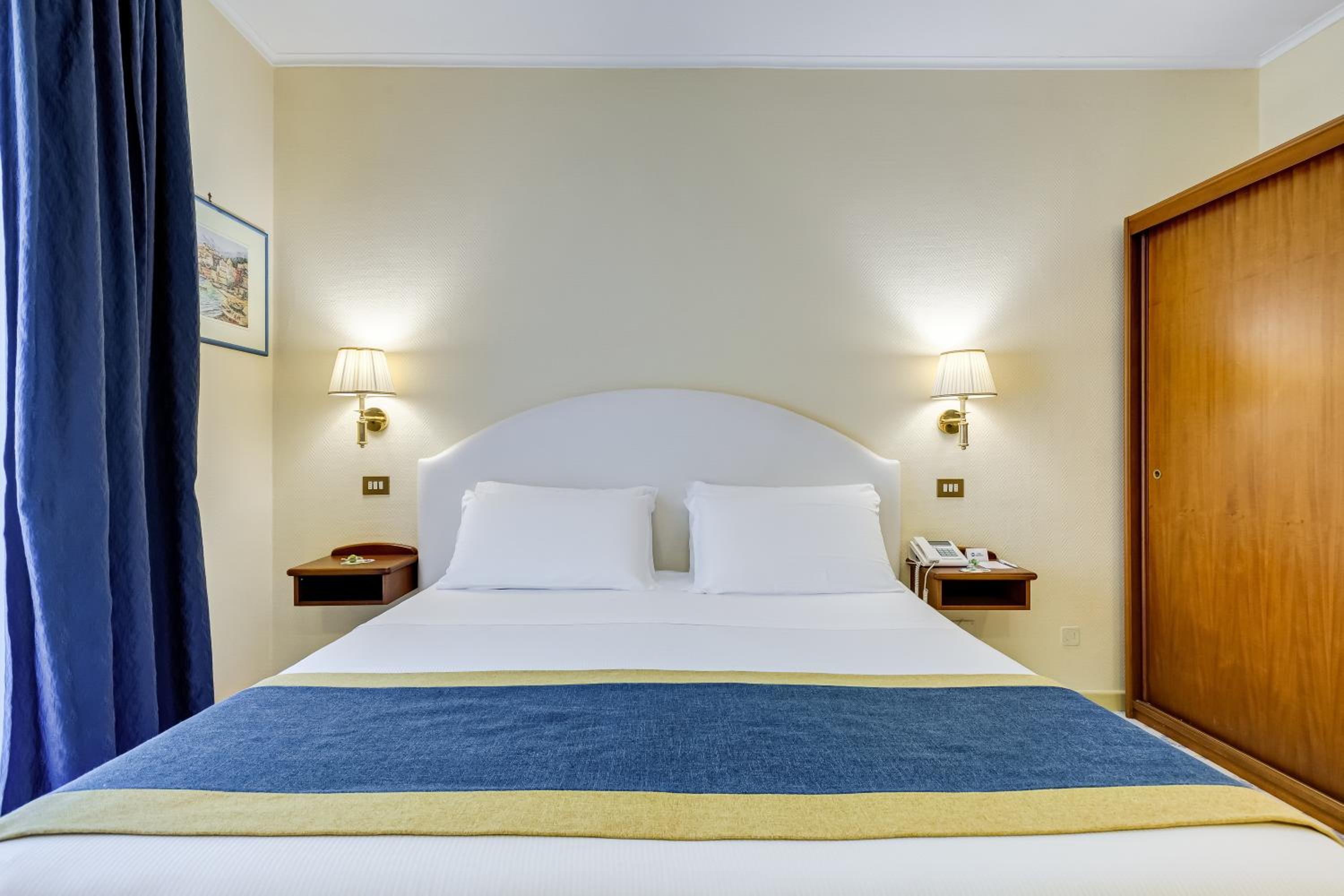 Classic Room with Balcony - Photo 15