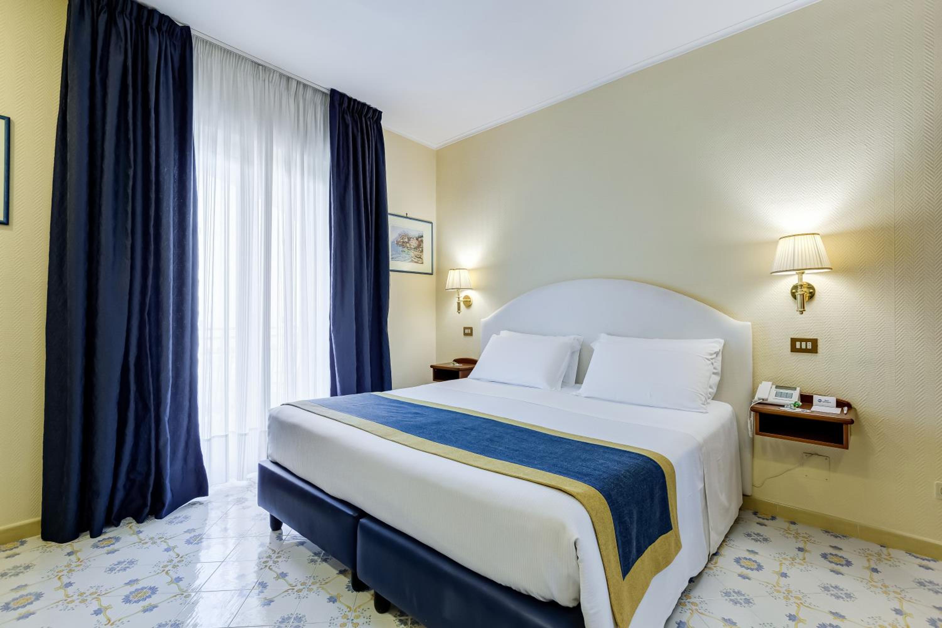 Classic Room with Balcony - Photo 13