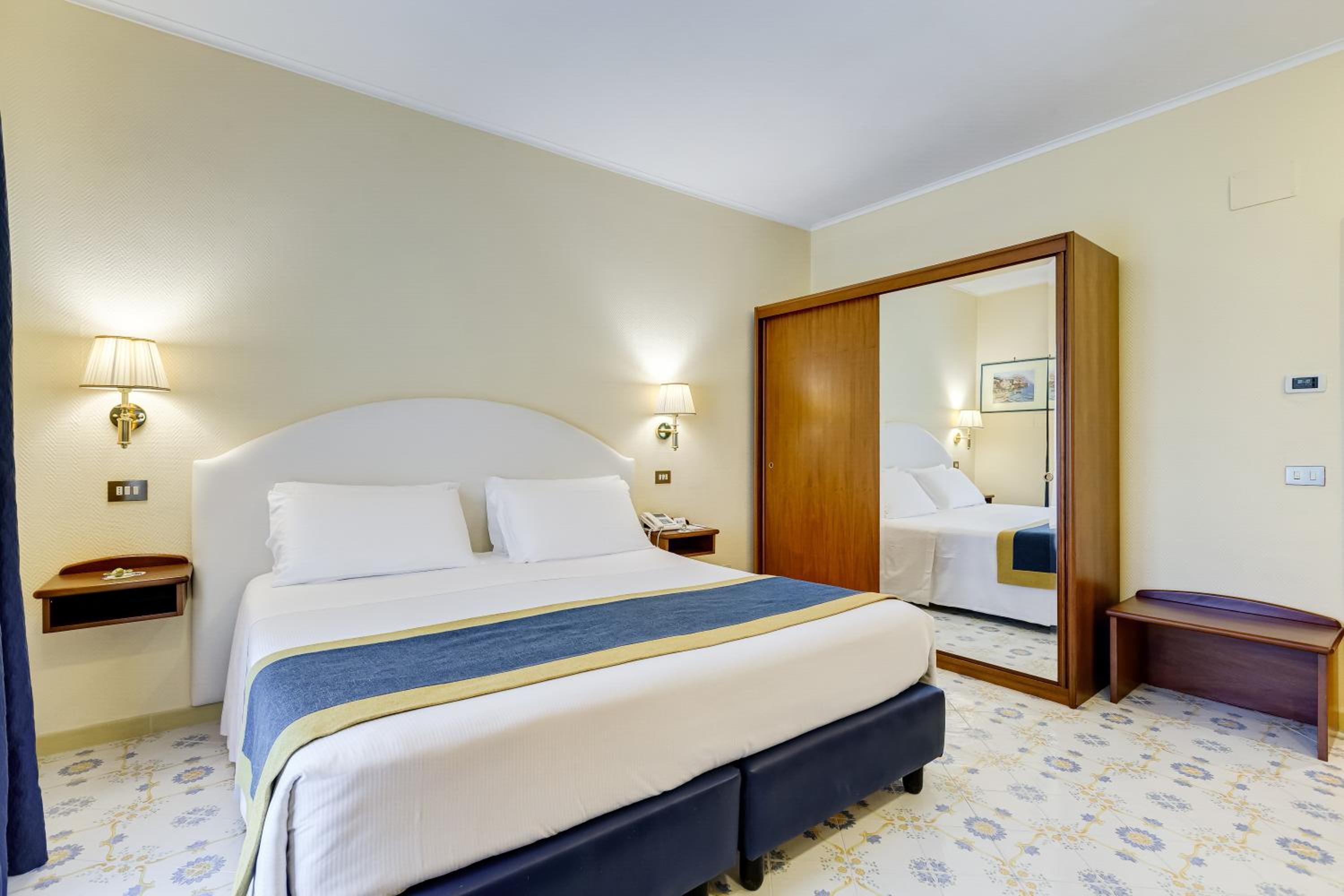 Classic Room with Balcony - Photo 14