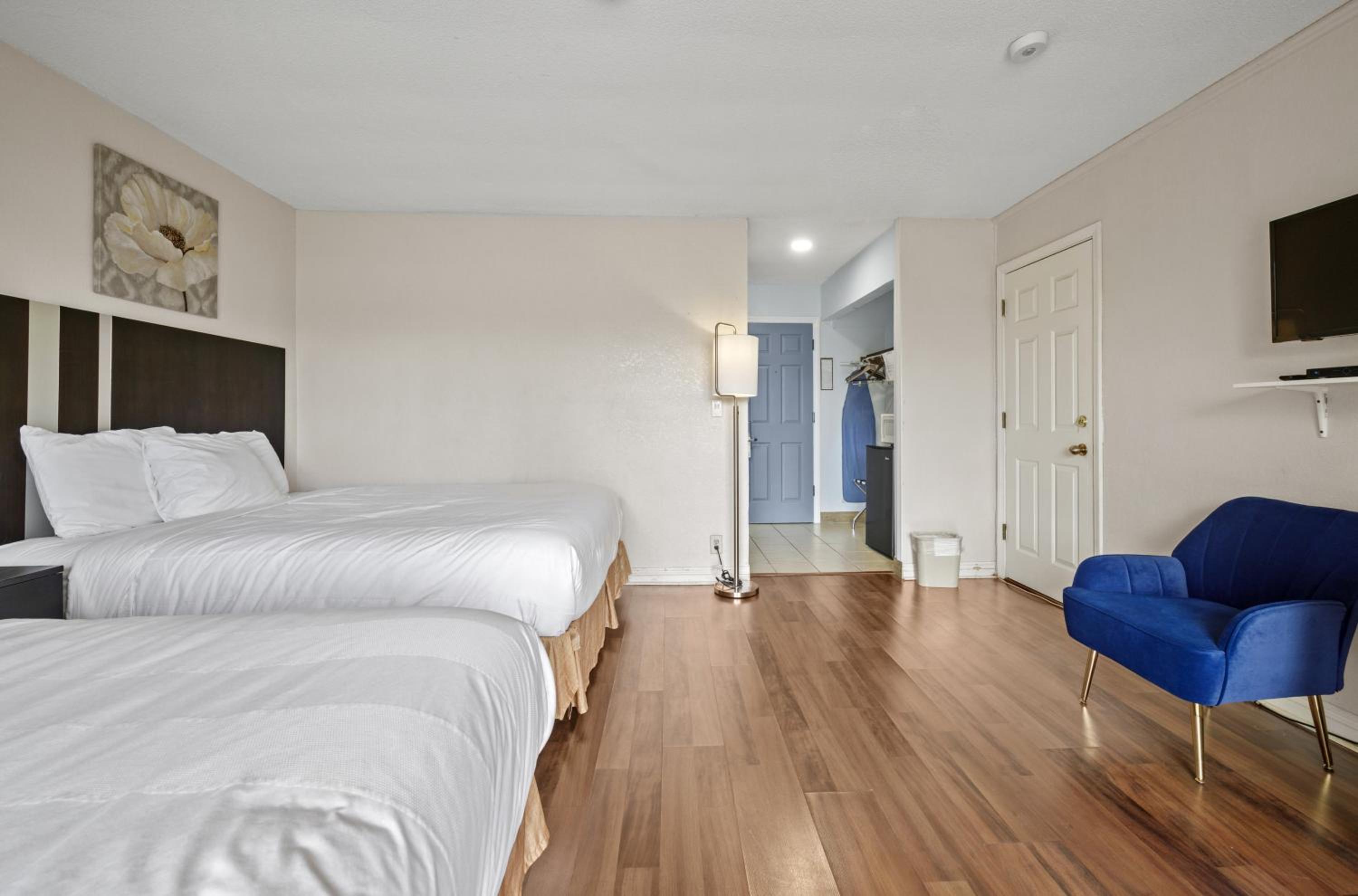 Double Room with Two Double Beds - Non-Smoking - Photo 2